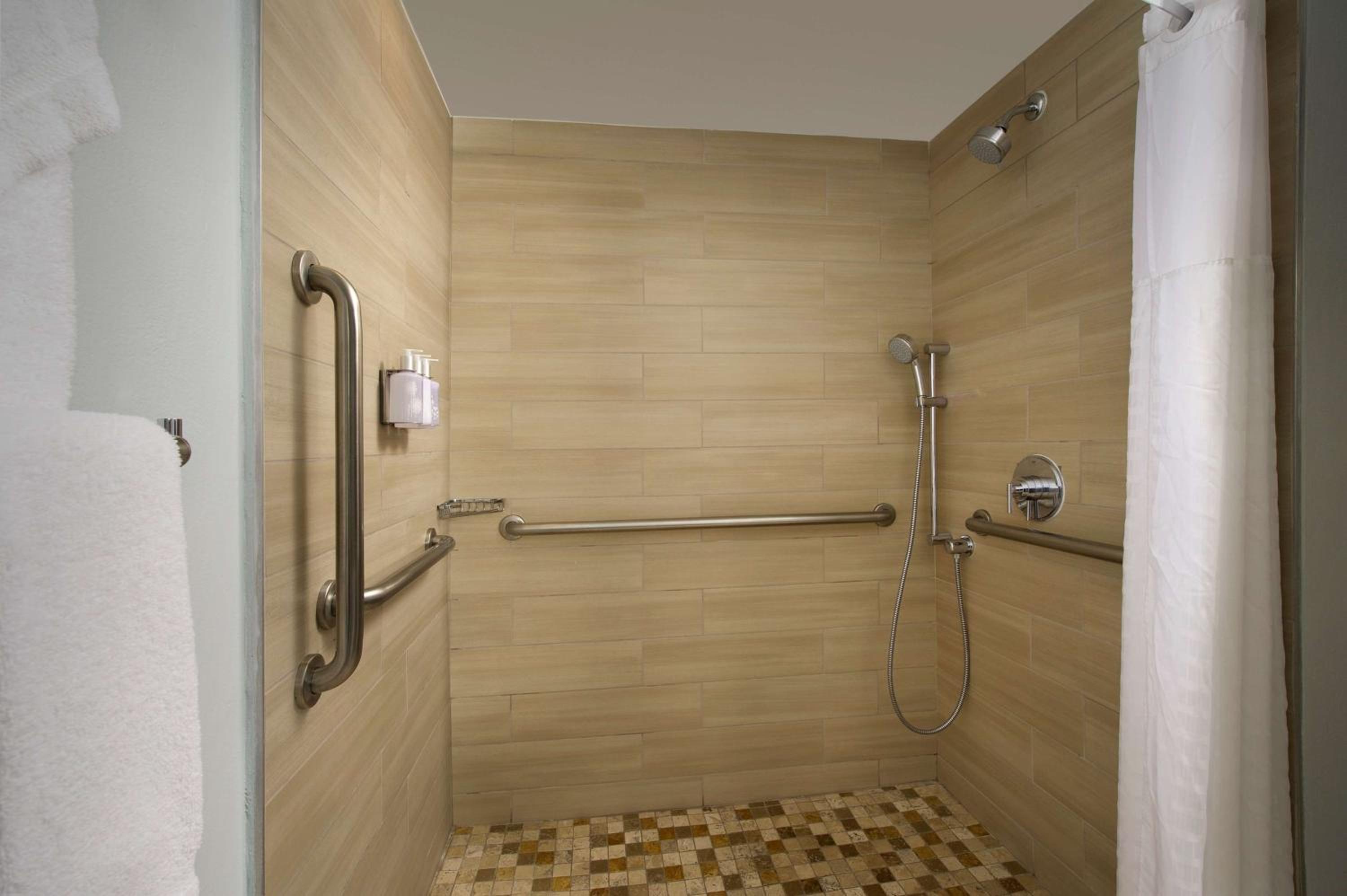 King Room with Roll-in Shower - Disability Access/Non-Smoking - Photo 4