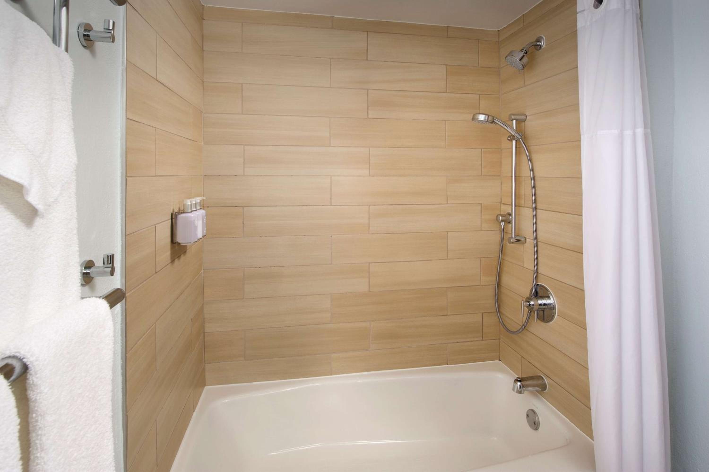 King Room with Bath Tub - Mobility Accessible/Non-Smoking - Photo 4