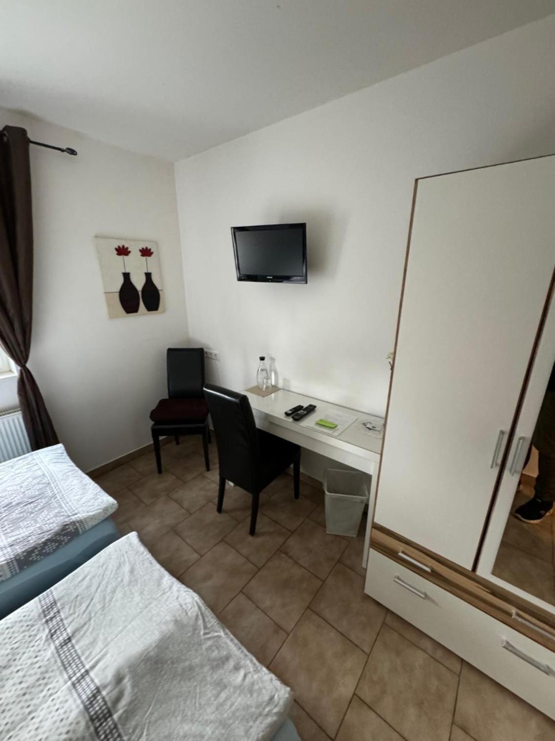 Single Room with Shared Shower and Toilet photo 1