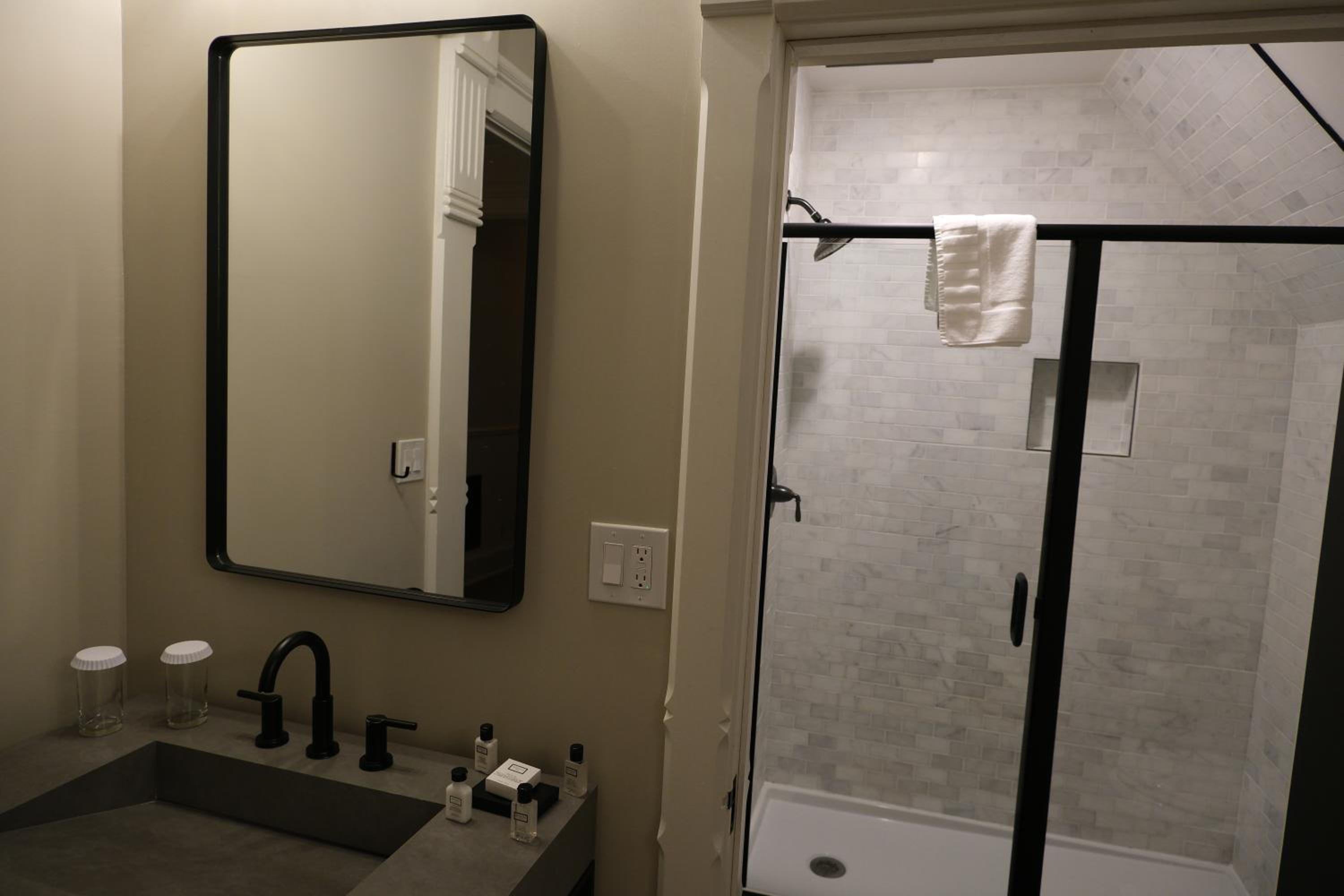 Standard Queen Room photo 3