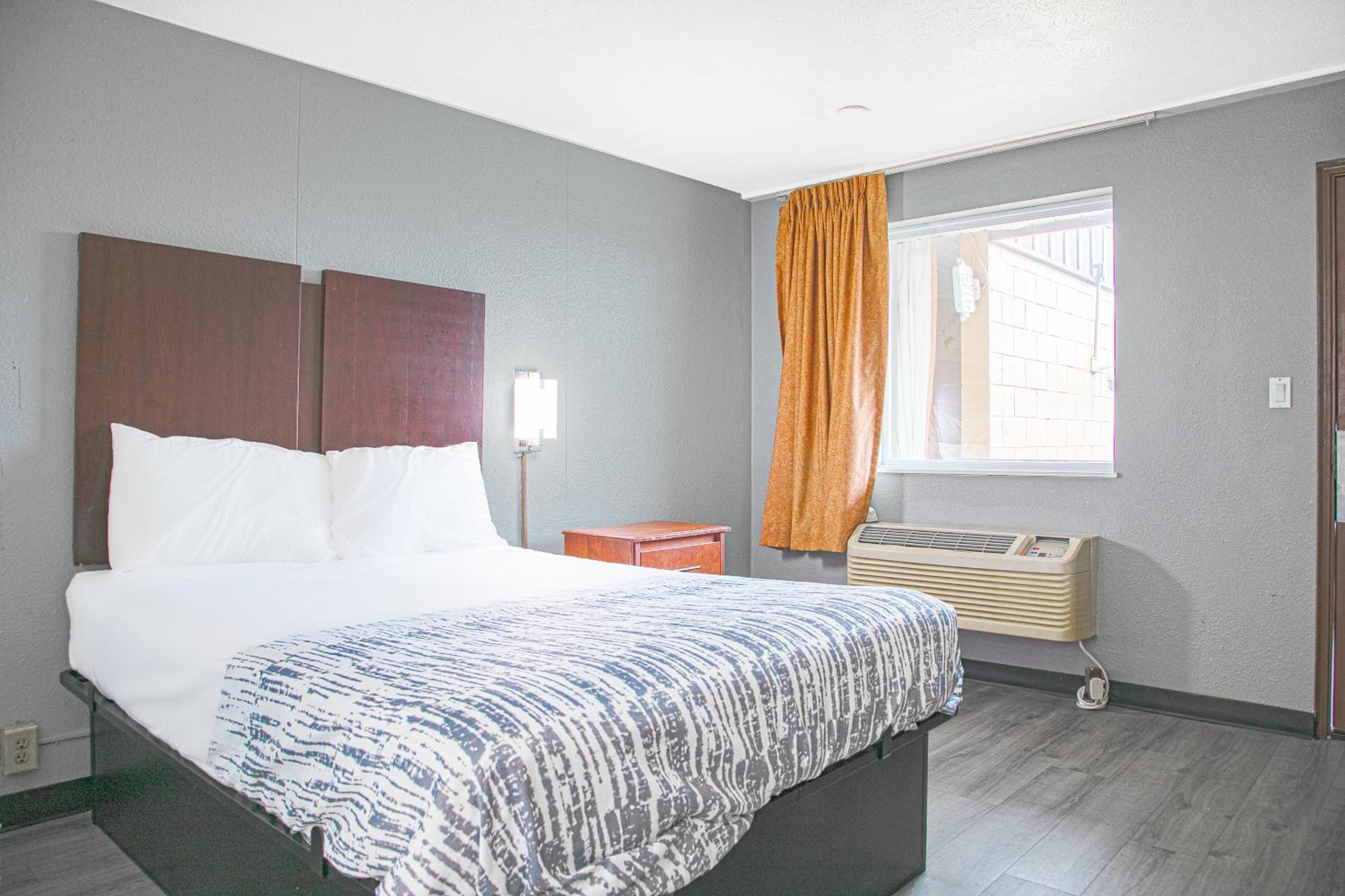 Queen Room photo 2