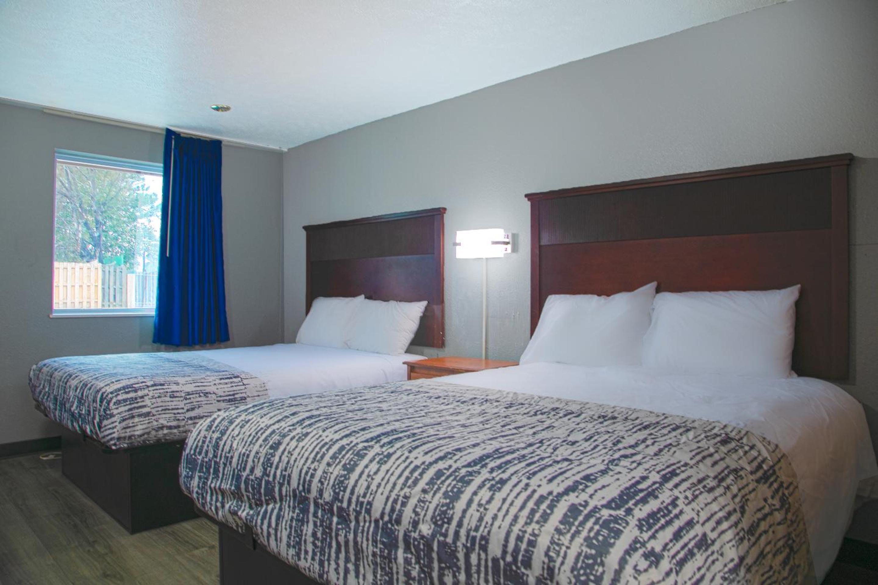 Queen Room with Two Queen Beds photo 1