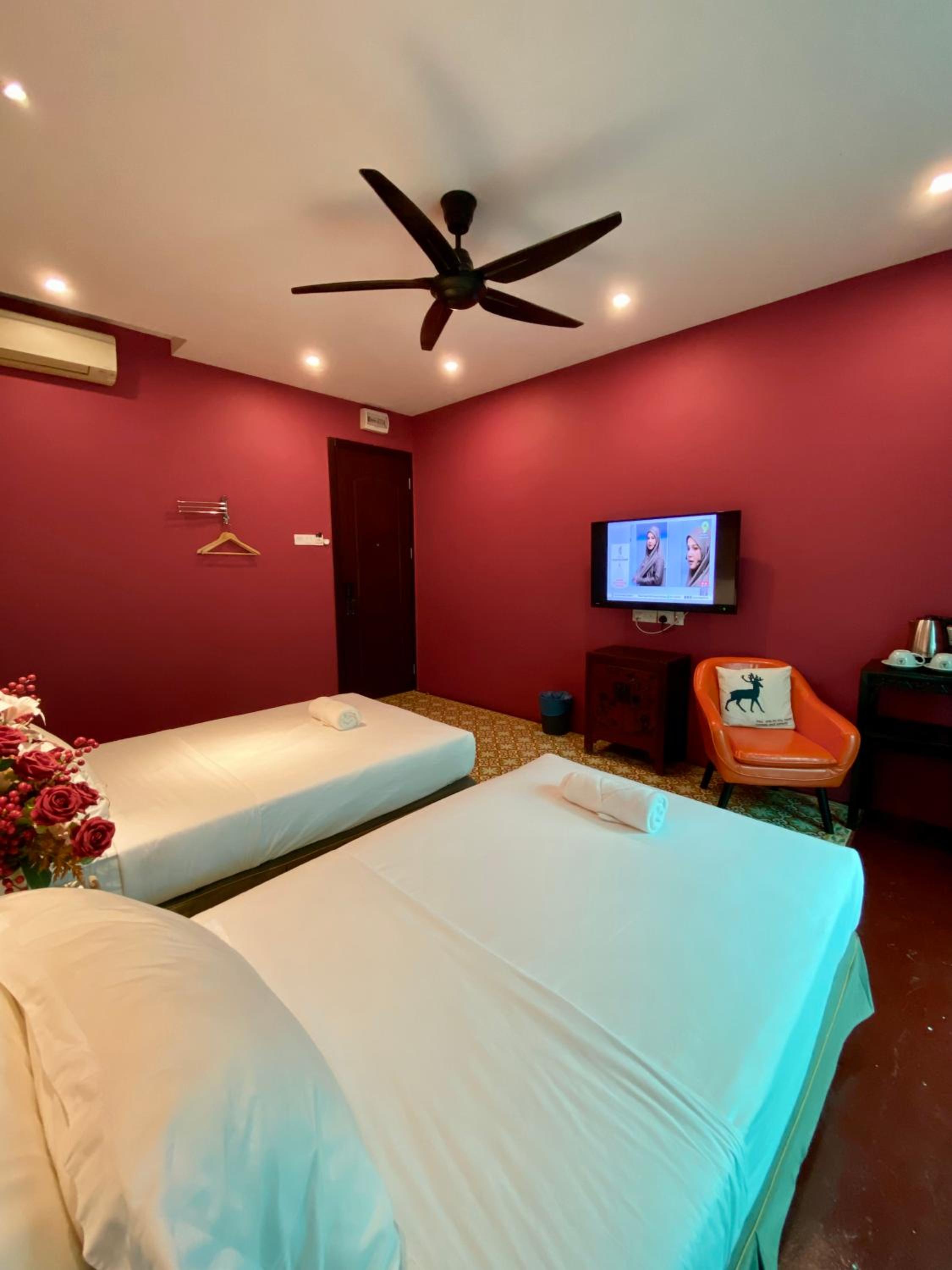 Twin Room with Balcony - Photo 9