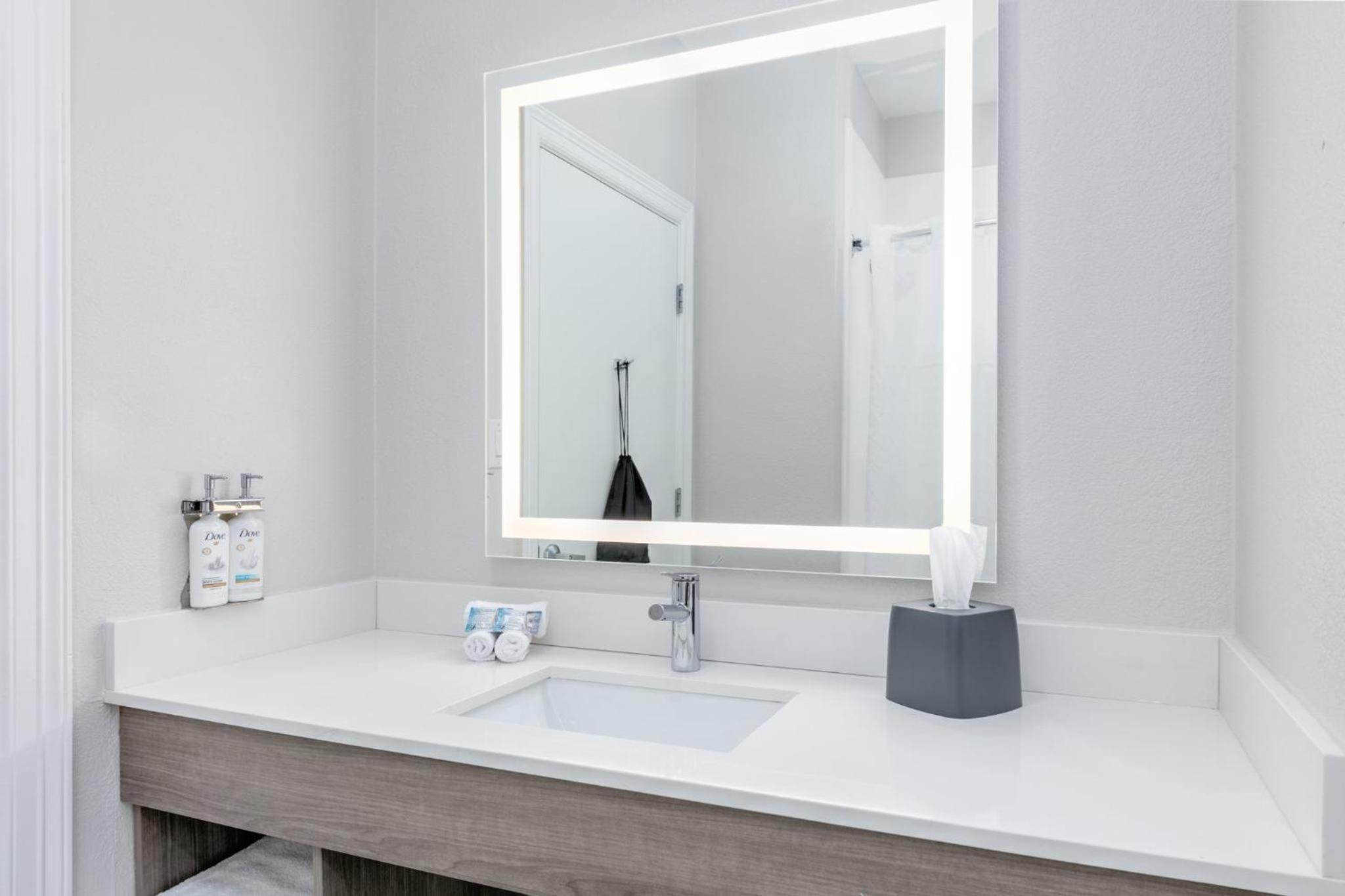 Standard Queen Room with Two Queen Beds and Tub - Mobility/Communications Accessible photo 2