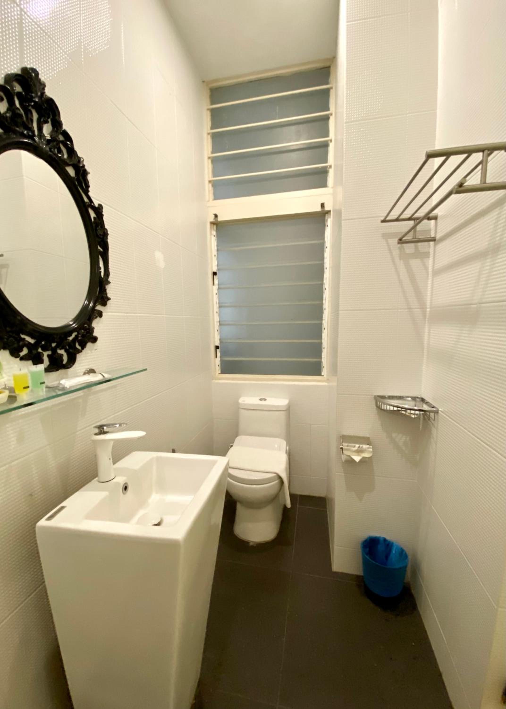 Deluxe King Room - Photo 7