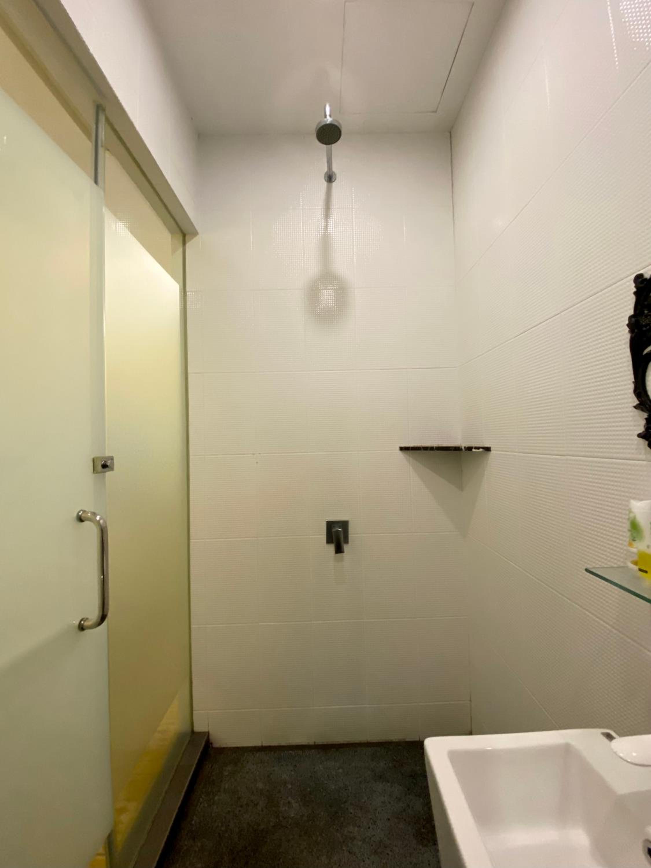 Deluxe King Room - Photo 8