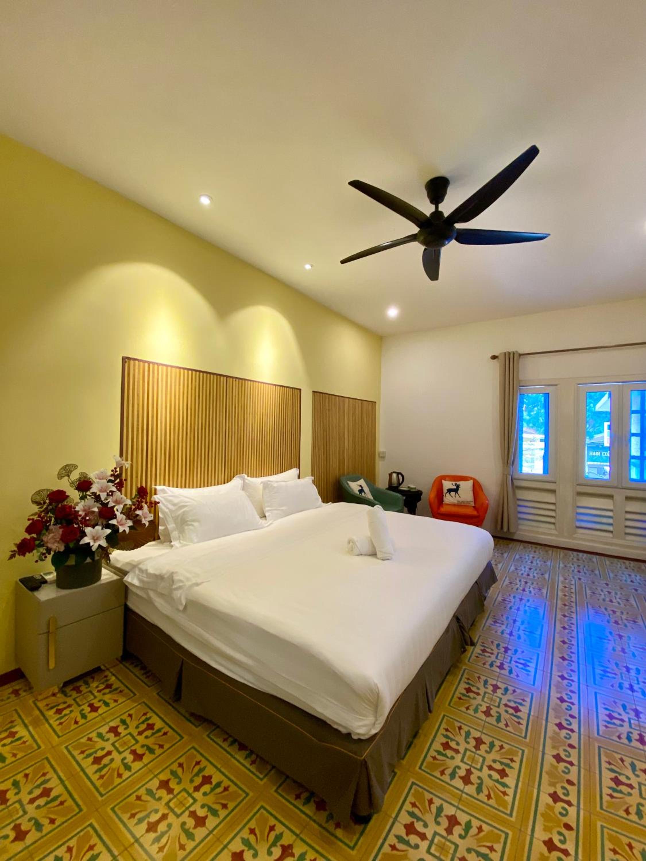 Deluxe King Room - Photo 4