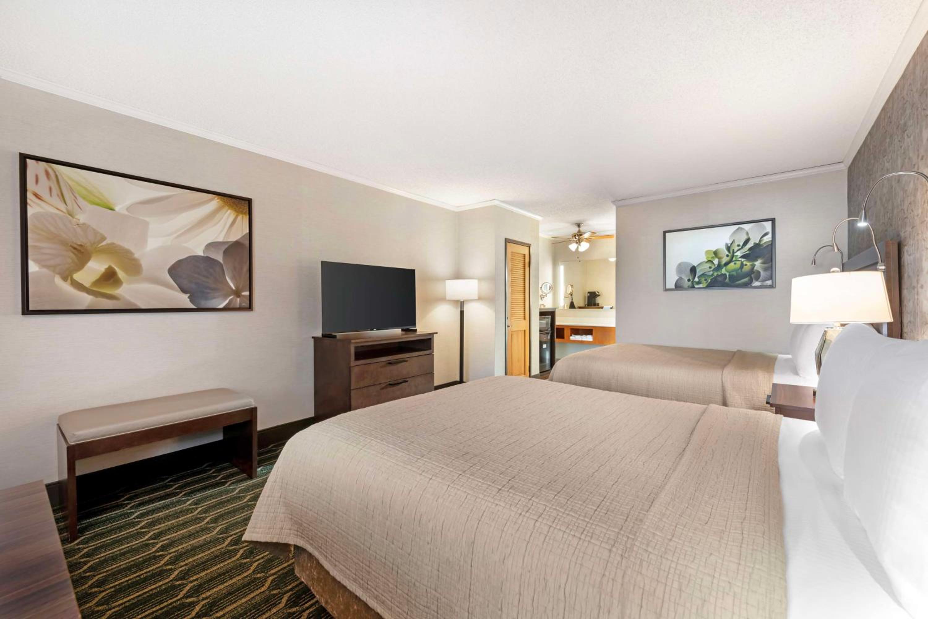 Queen Room with Two Queen Beds - Non-Smoking - Photo 8
