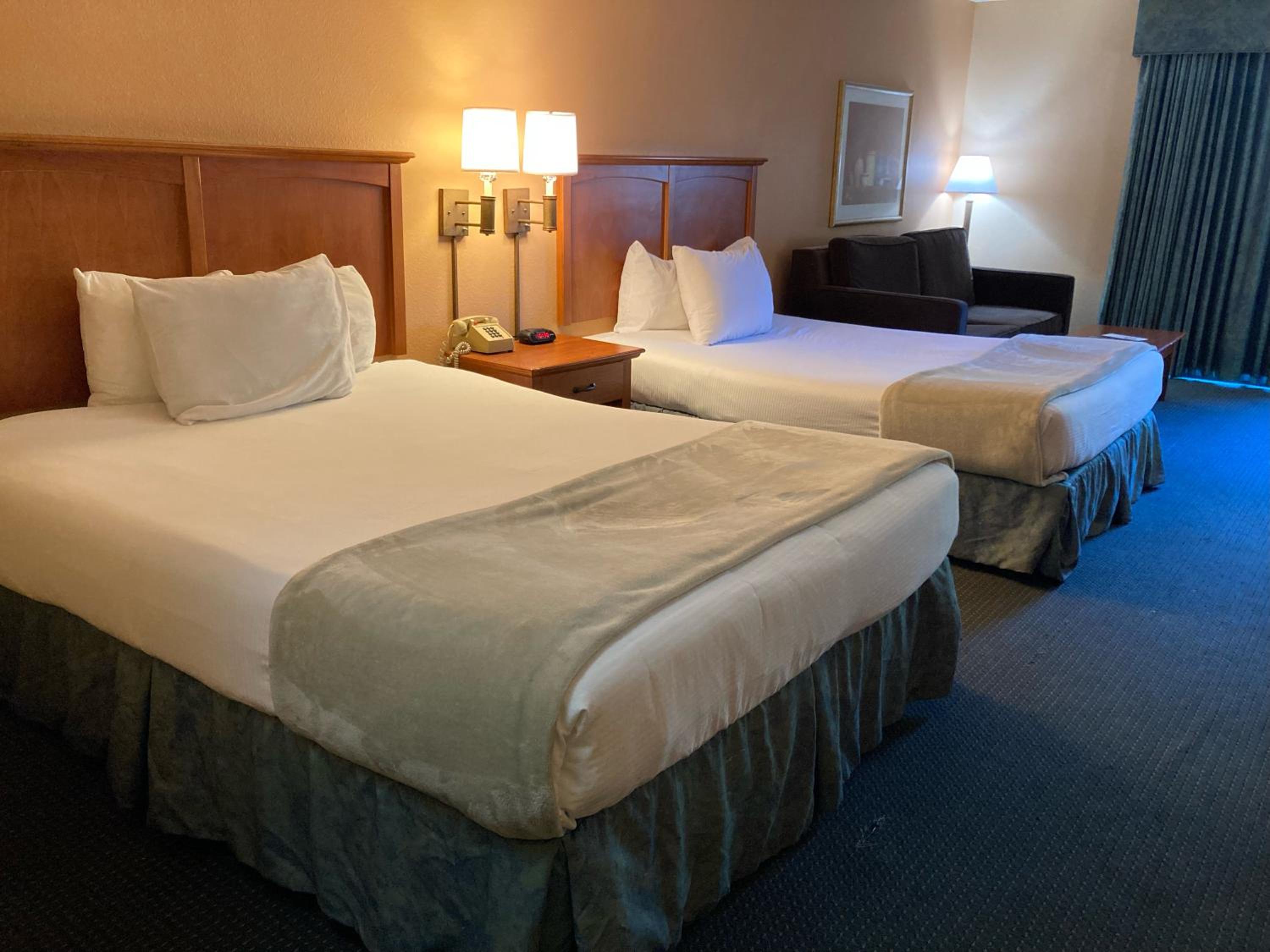 Deluxe Queen Room with Two Queen Beds - Photo 4
