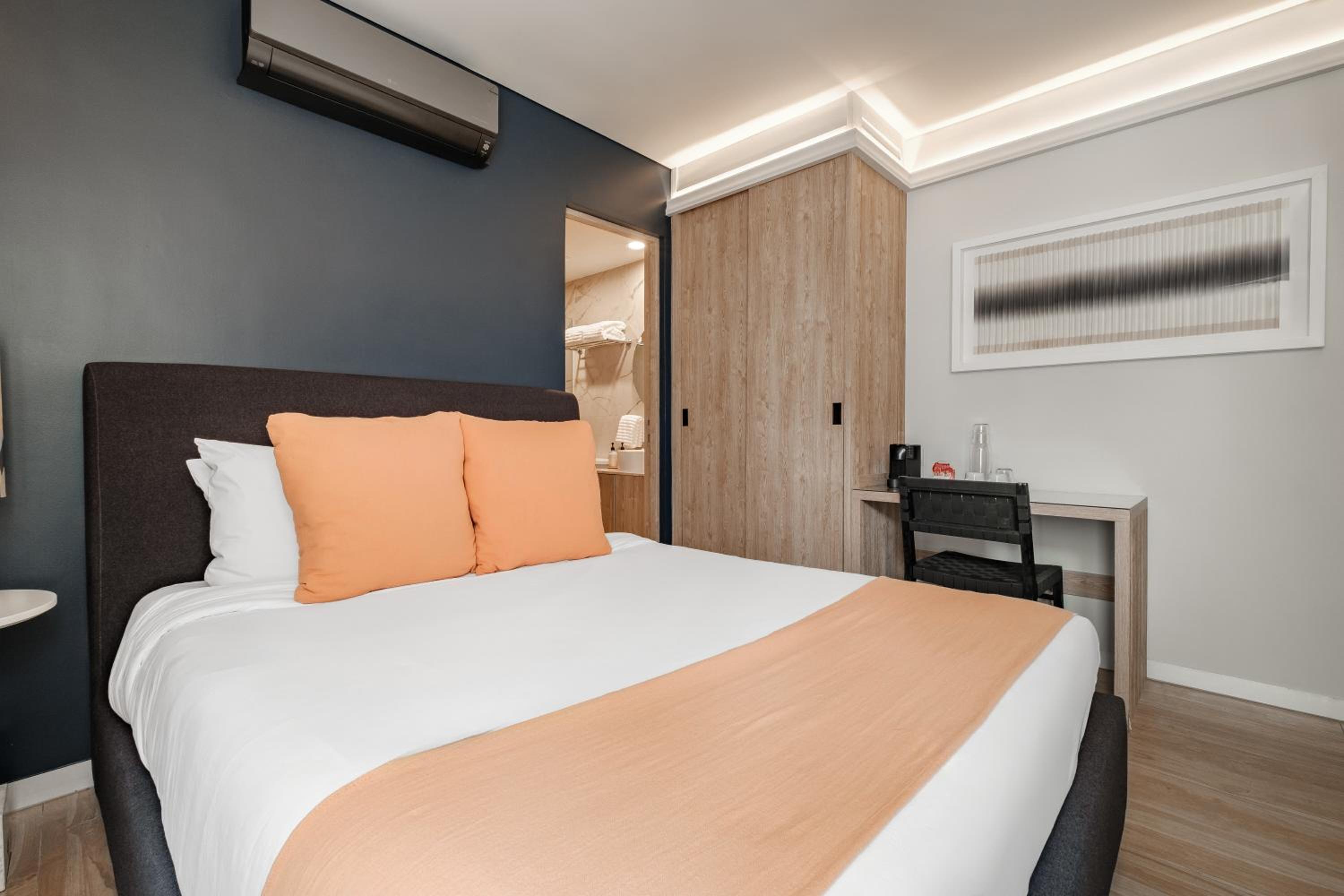 Standard Queen Room - Photo 9