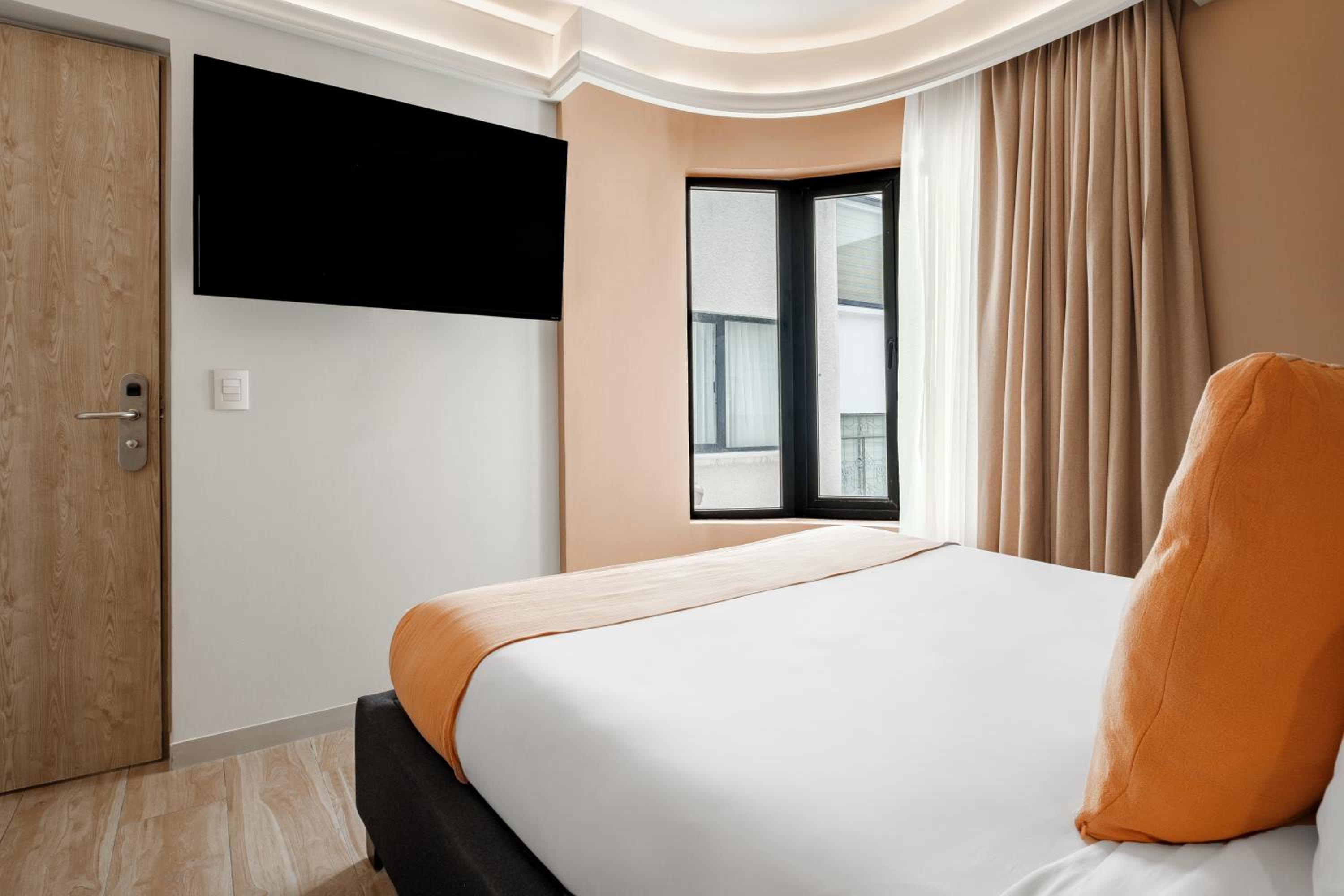 Standard Queen Room - Photo 8