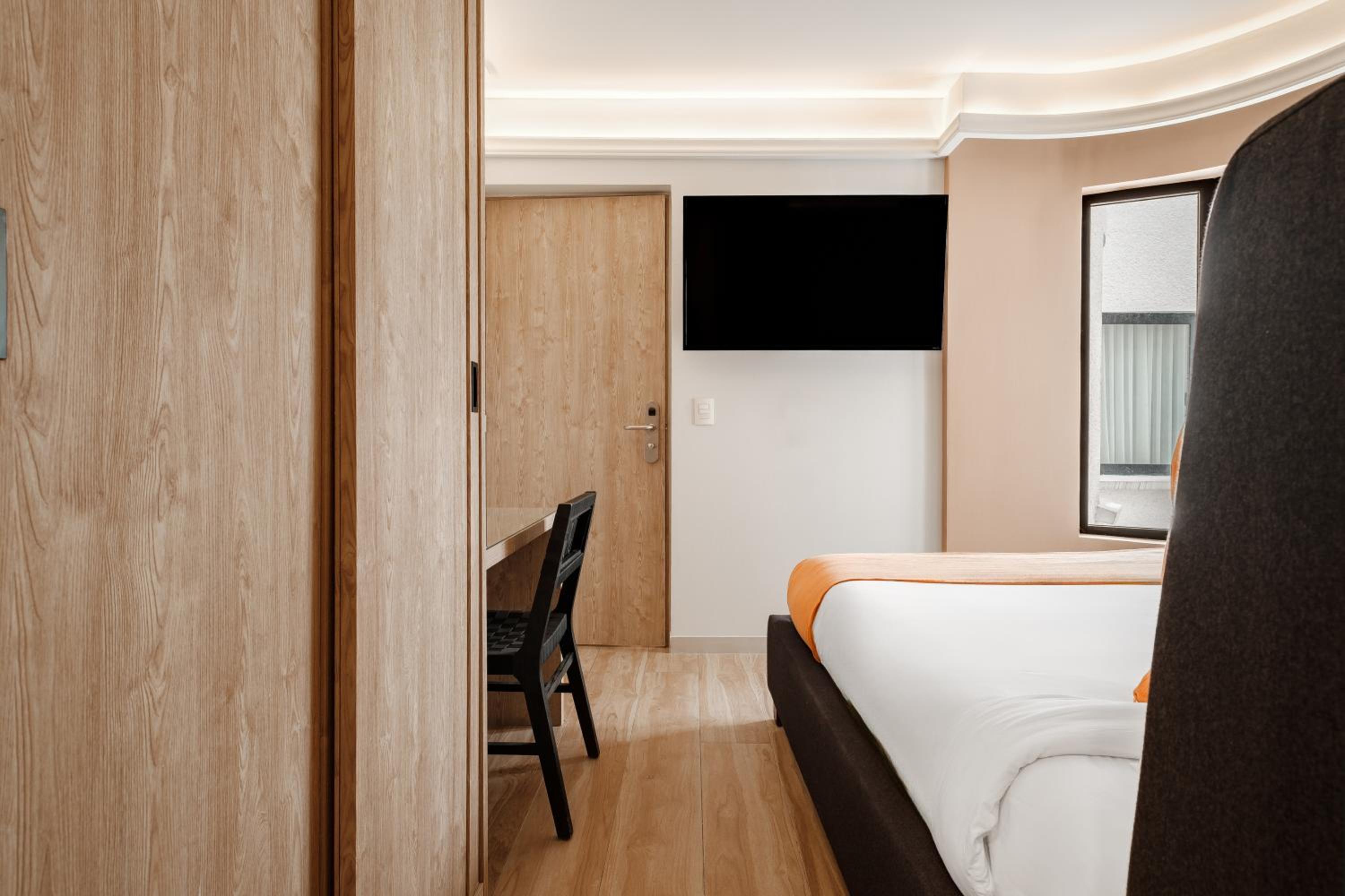 Standard Queen Room - Photo 7