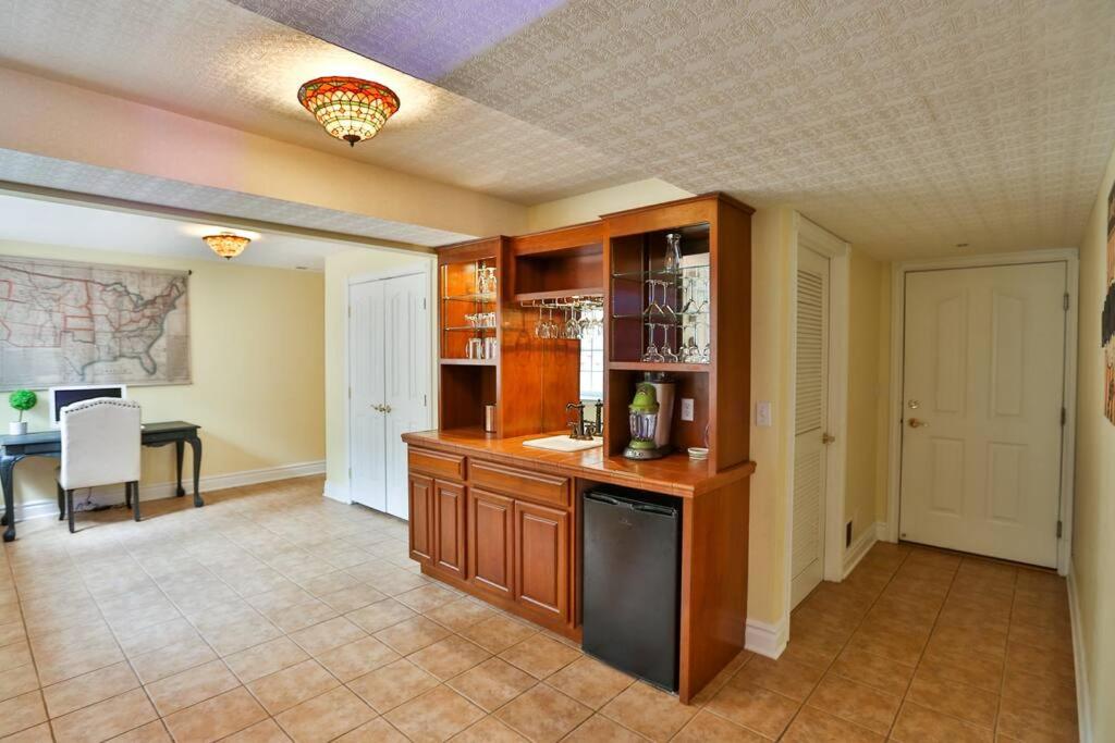 Six-Bedroom House photo 3