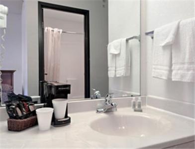 Standard Room with Two Double Beds - Non-Smoking - Photo 3