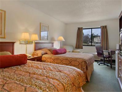 Standard Room with Two Double Beds - Non-Smoking - Photo 6