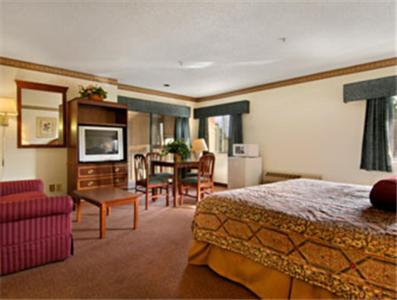 King Suite - Non-Smoking - Photo 3