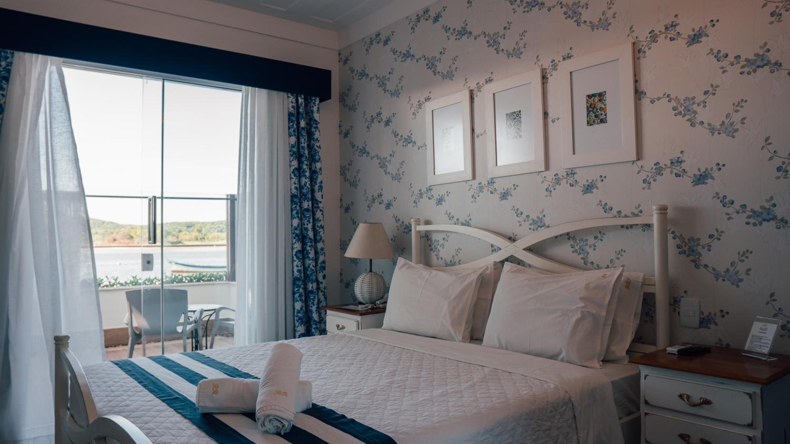 Deluxe Room with Lake View photo 3