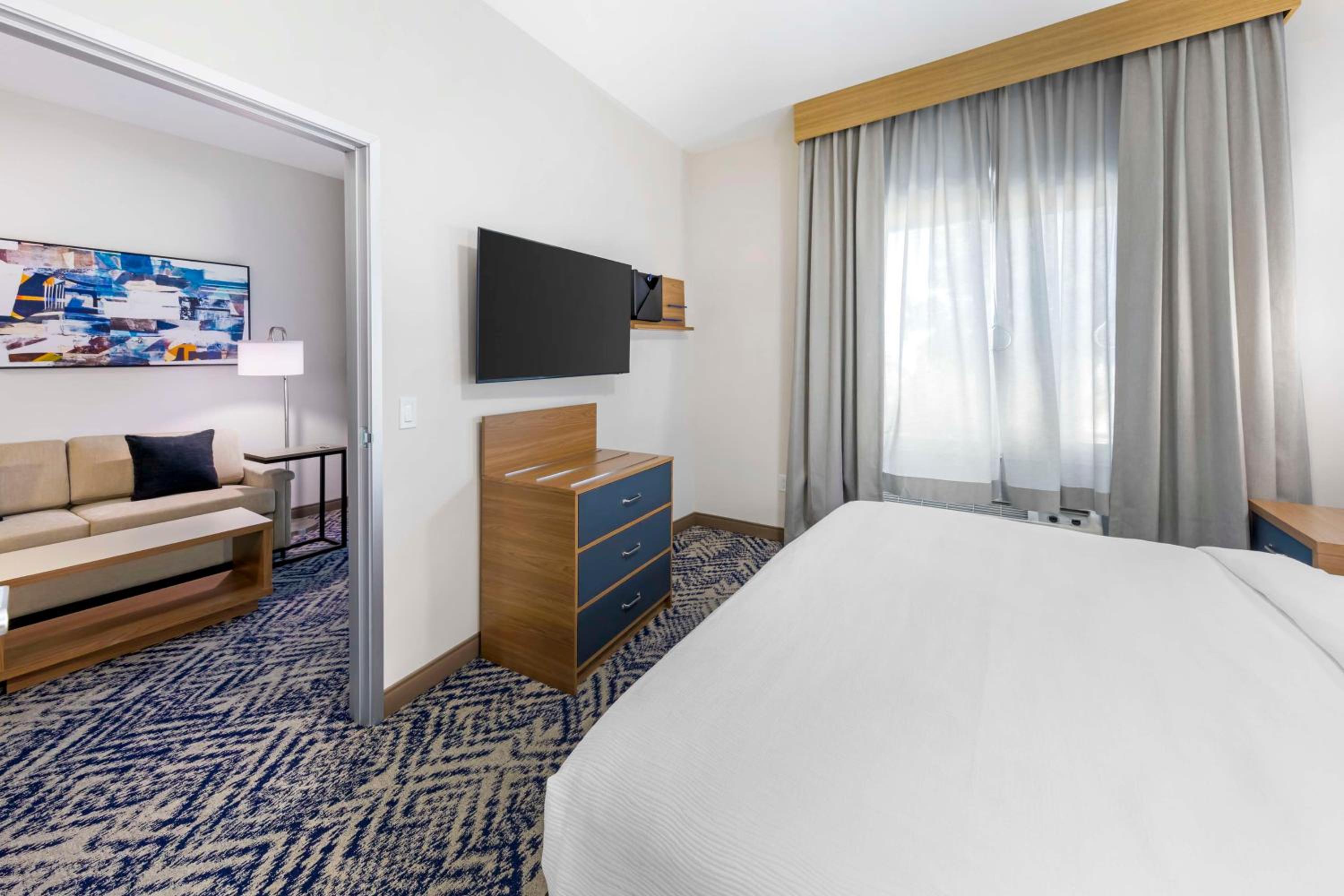 One-Bedroom King Suite with Bath Tub, Sofa Bed and Full Kitchen - Disability/Non-Smoking - Photo 4