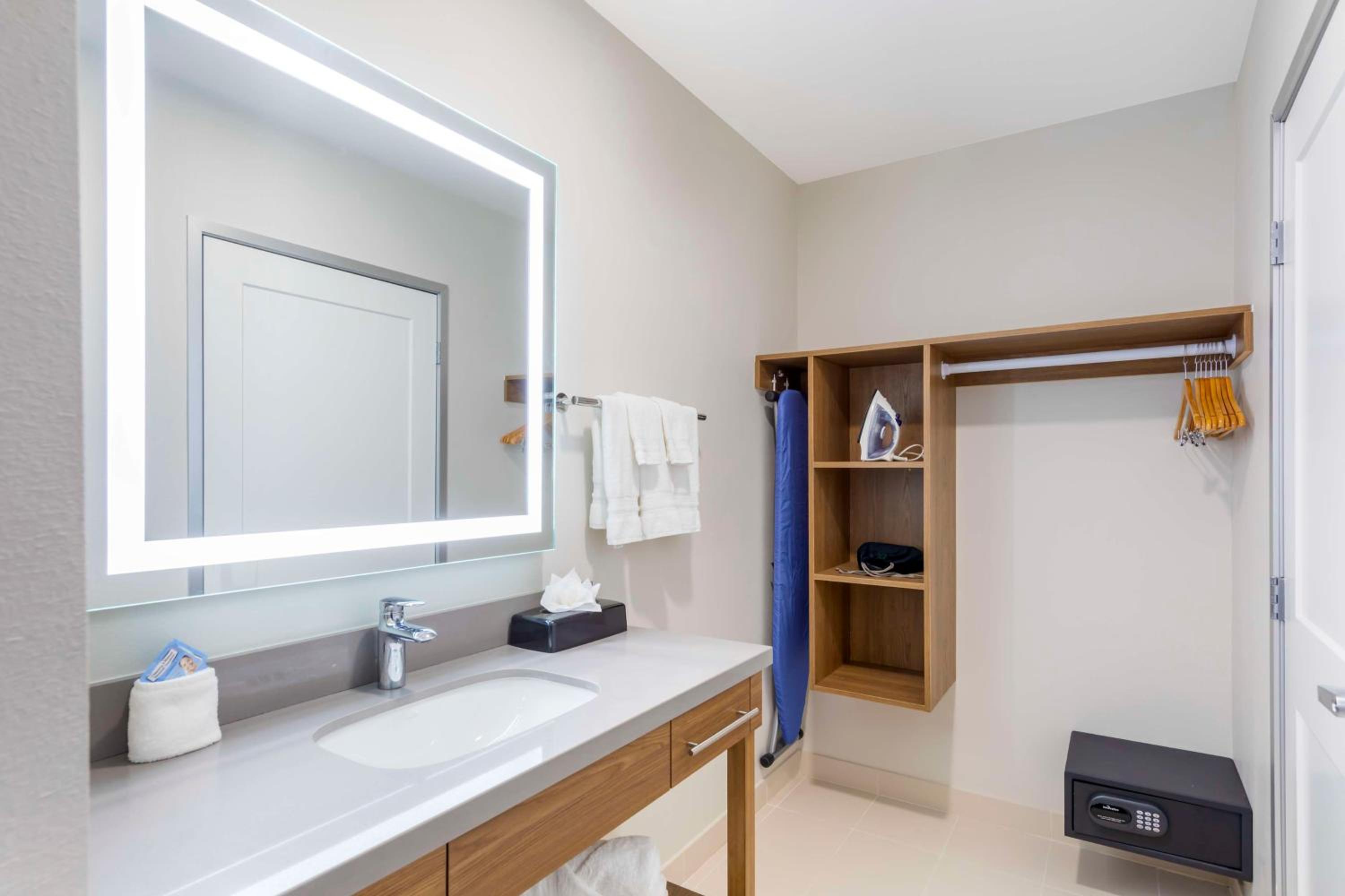 Two-Bedroom Suite with Three Queen Beds - Non-Smoking - Photo 3
