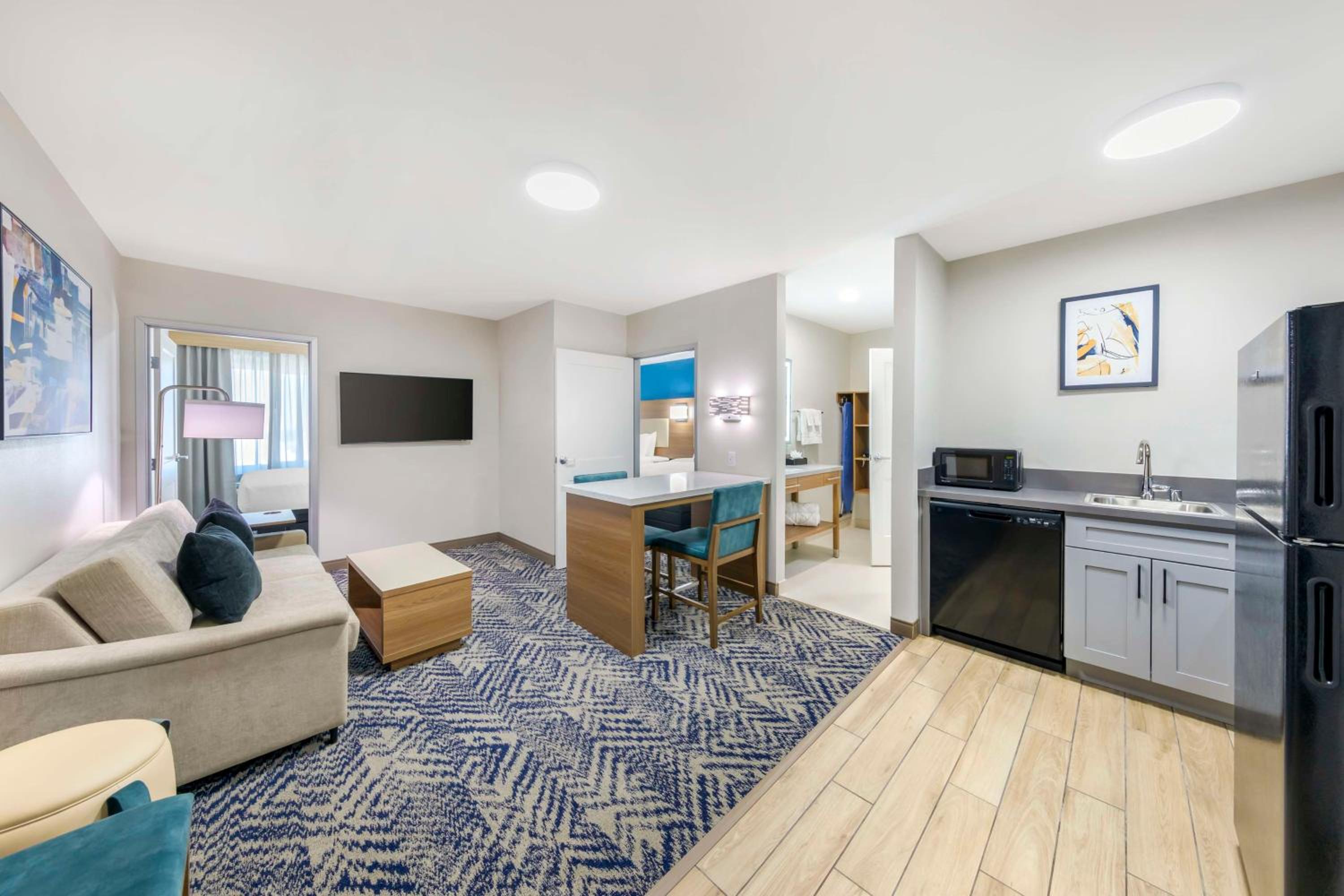 Two-Bedroom Suite with Three Queen Beds - Non-Smoking - Photo 1