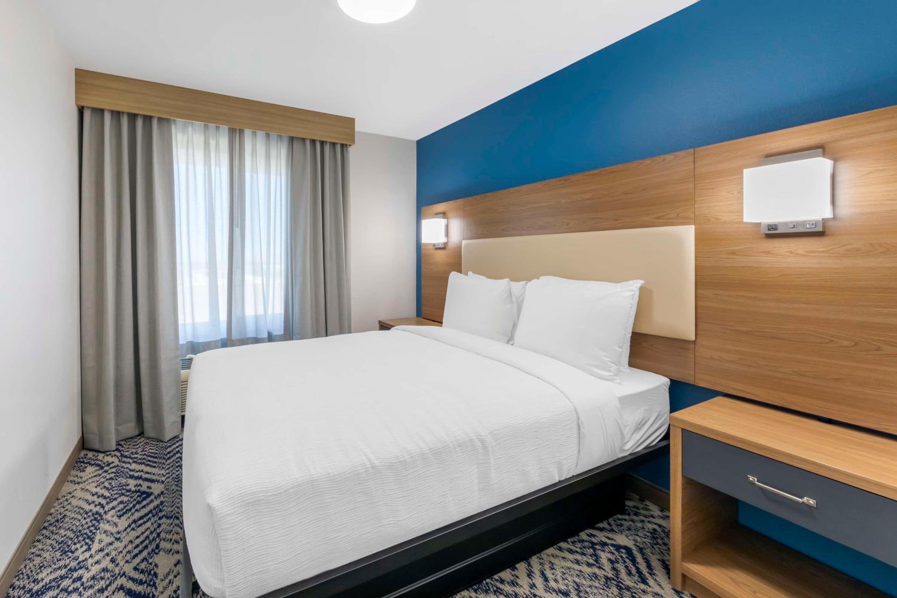Two-Bedroom Suite with Three Queen Beds - Non-Smoking - Photo 2
