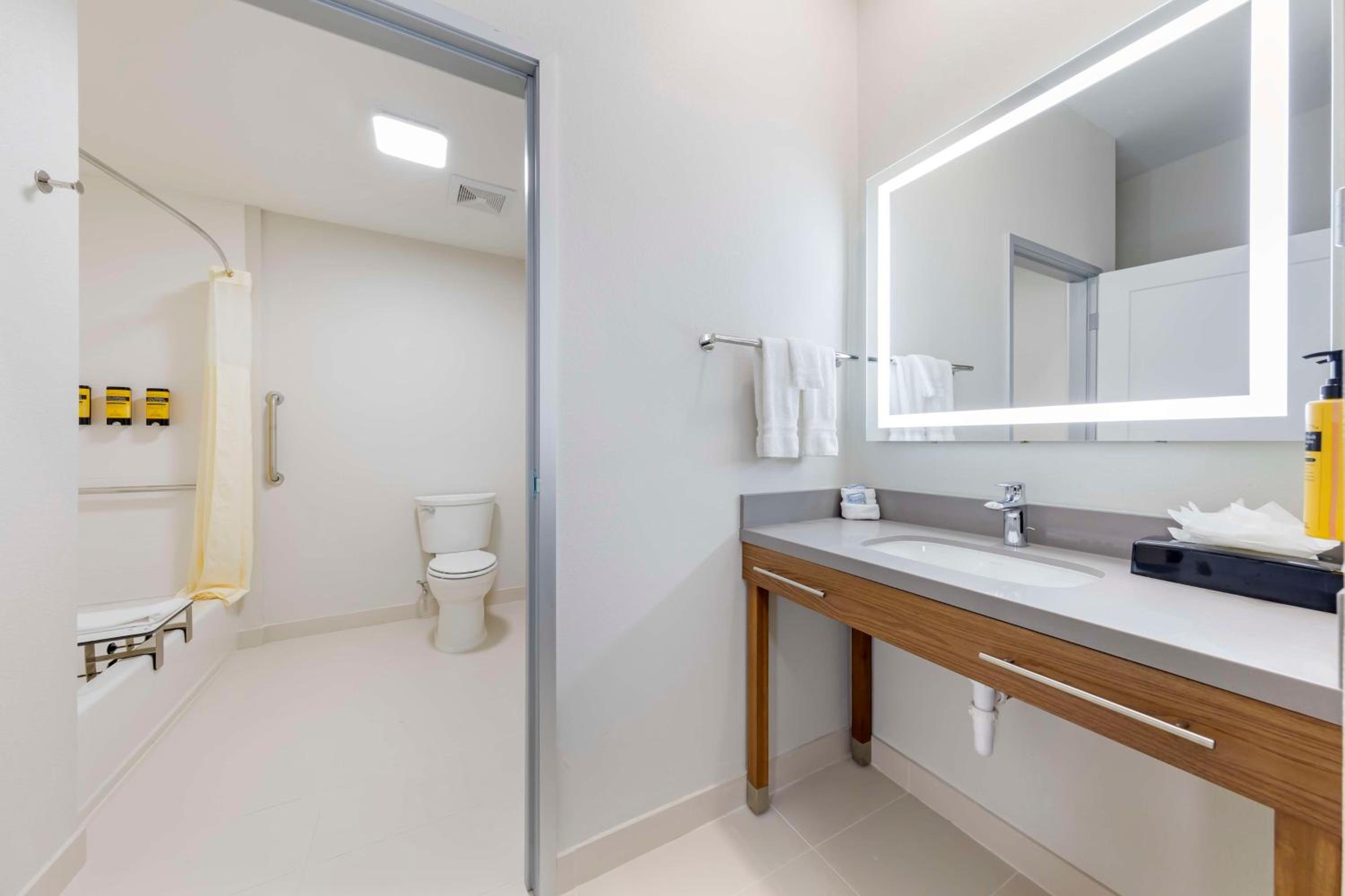 One-Bedroom King Suite with Bath Tub, Sofa Bed and Full Kitchen - Disability/Non-Smoking - Photo 2
