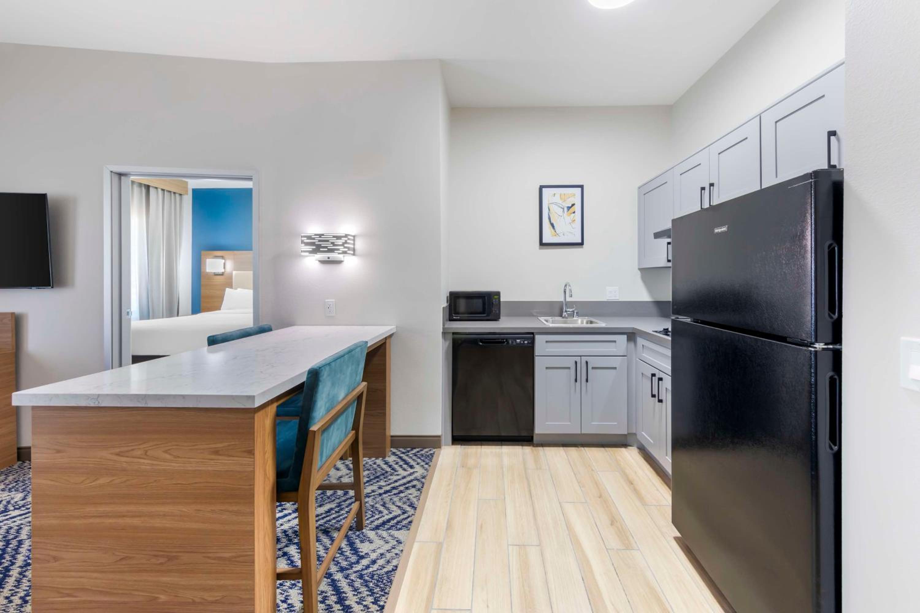 One-Bedroom King Suite with Bath Tub, Sofa Bed and Full Kitchen - Disability/Non-Smoking - Photo 5
