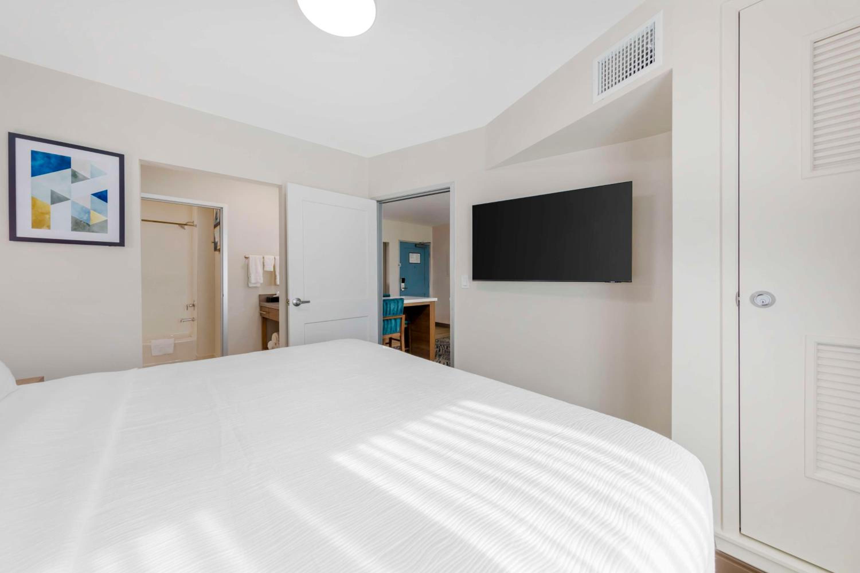 One-Bedroom King Suite with Sofa Bed - Non-Smoking - Photo 5