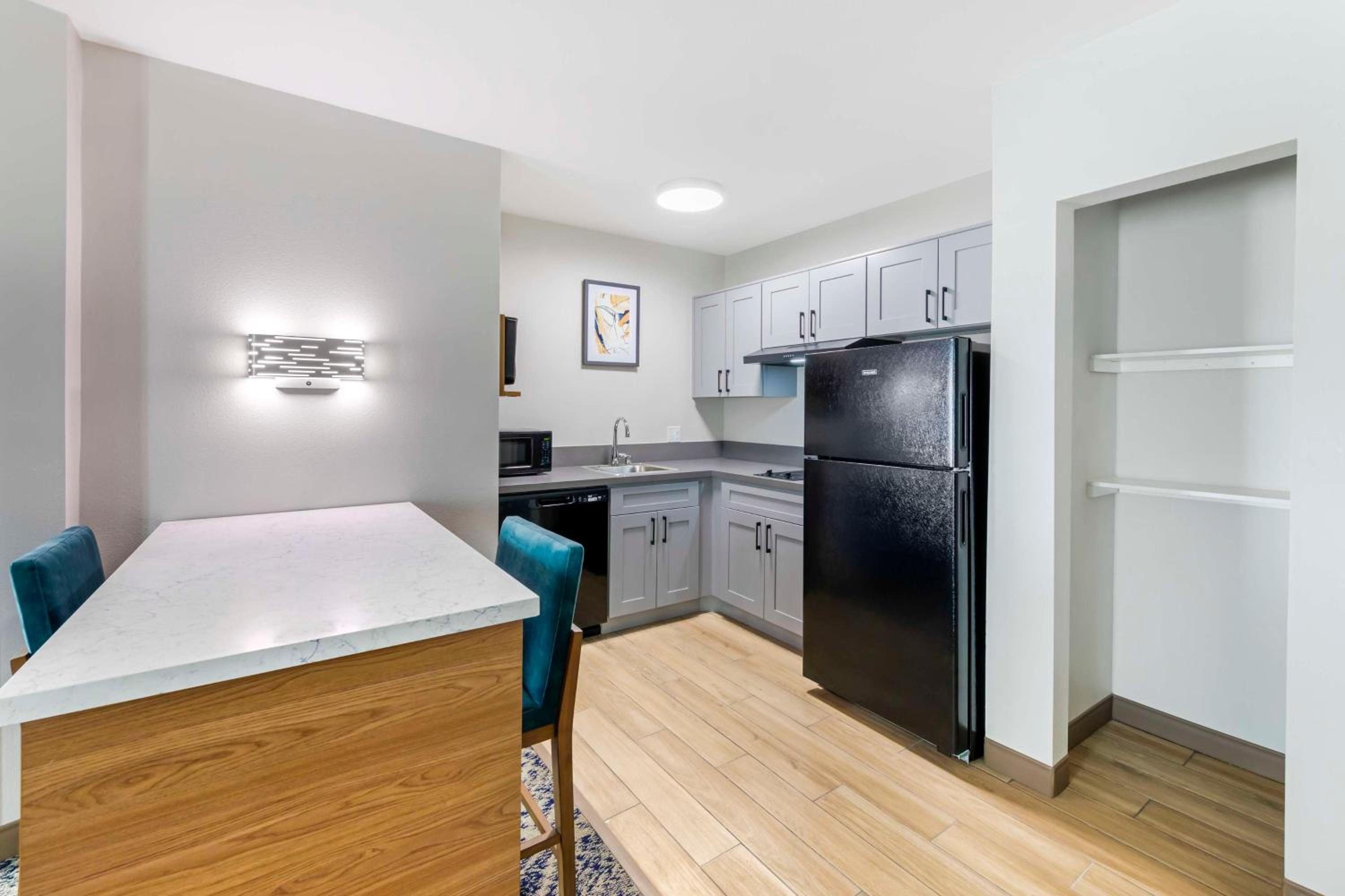 Two-Bedroom Suite with Three Queen Beds and Bath Tub - Disability Access/Non-Smoking