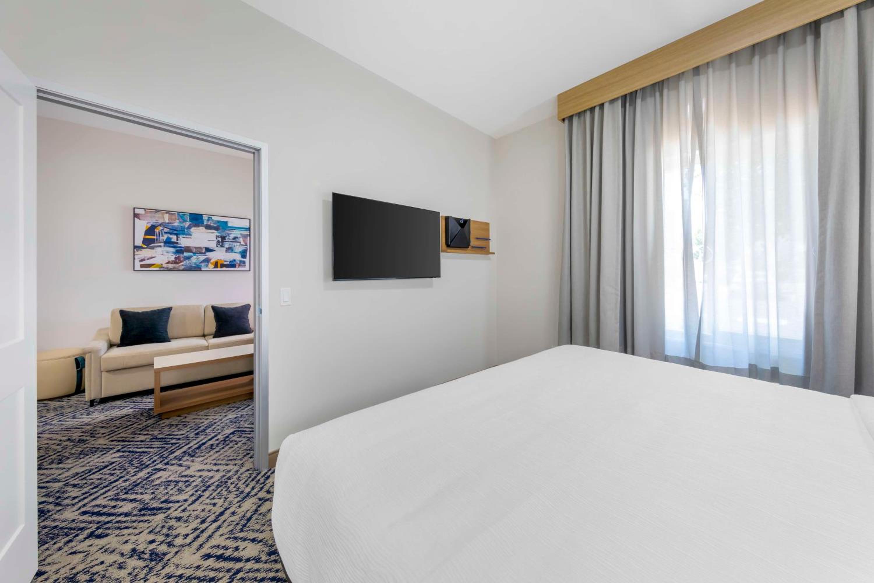 One-Bedroom King Suite with Sofa Bed - Non-Smoking - Photo 2