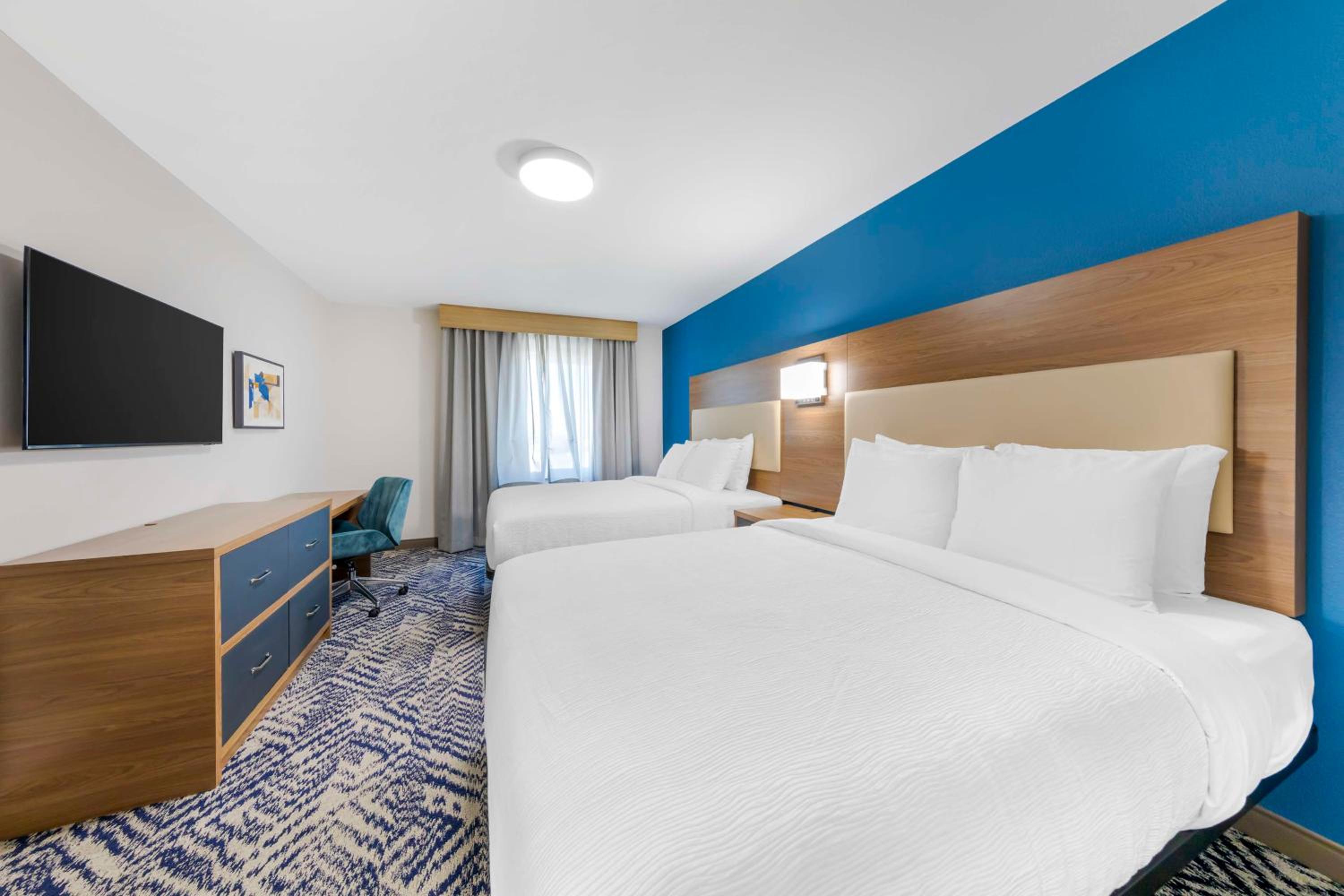 Two-Bedroom Suite with Three Queen Beds - Non-Smoking - Photo 4