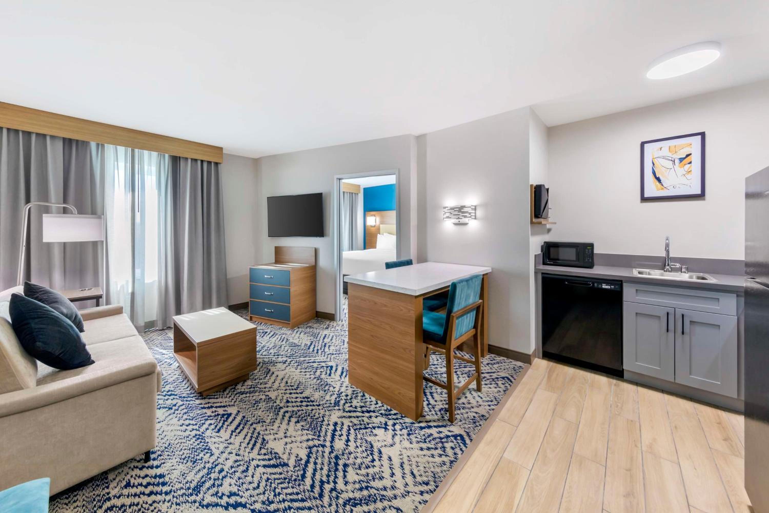 One-Bedroom King Suite with Bath Tub, Sofa Bed and Full Kitchen - Disability/Non-Smoking - Photo 3