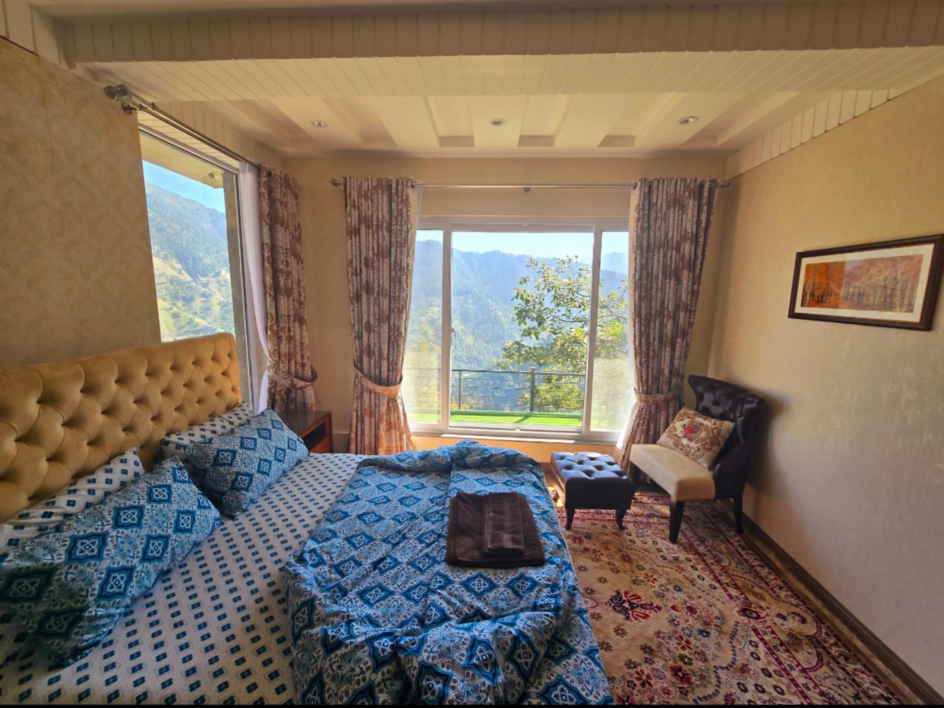 Three-Bedroom Apartment With Mountain View photo 1
