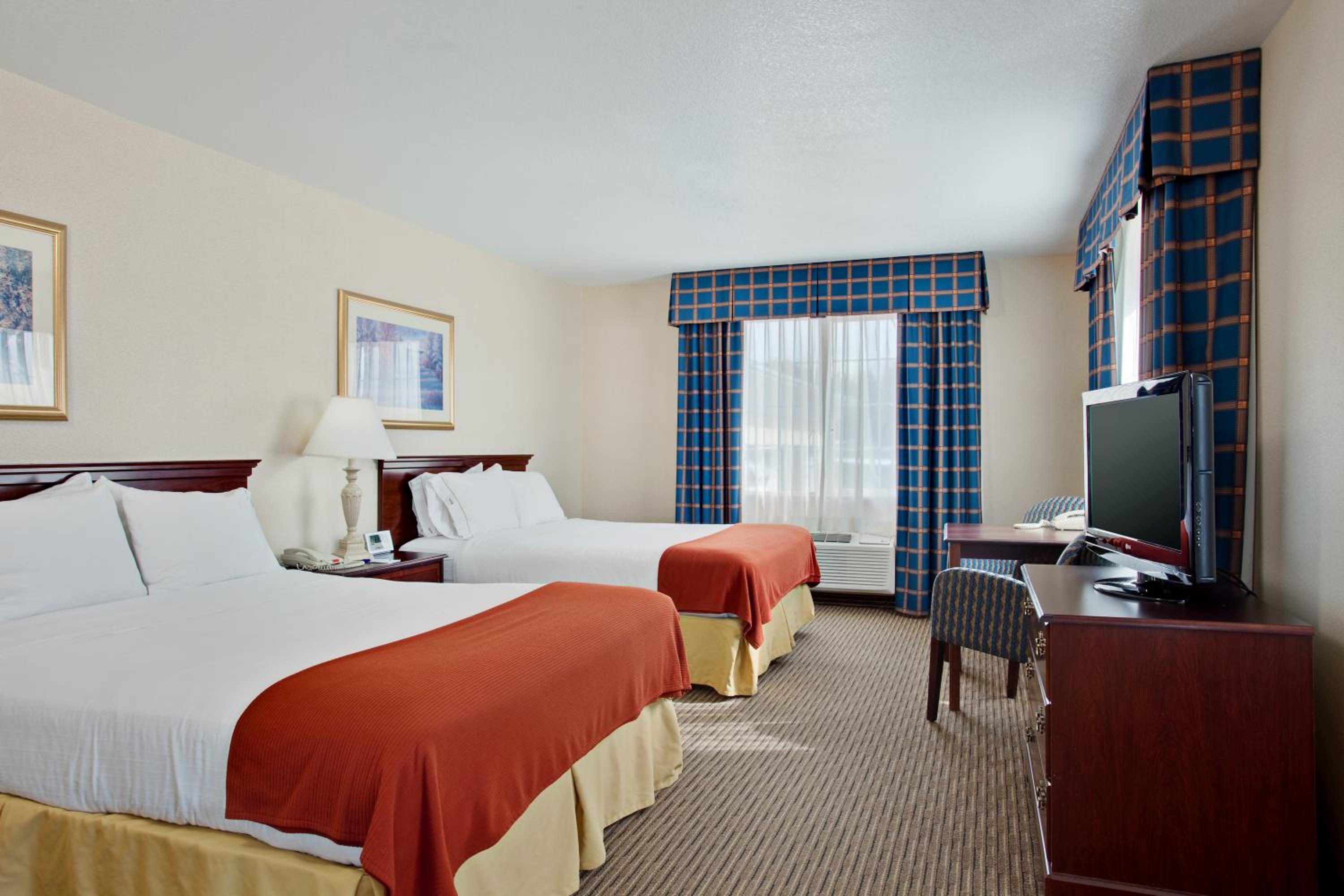 Standard Queen Room with Two Queen Beds - Photo 5