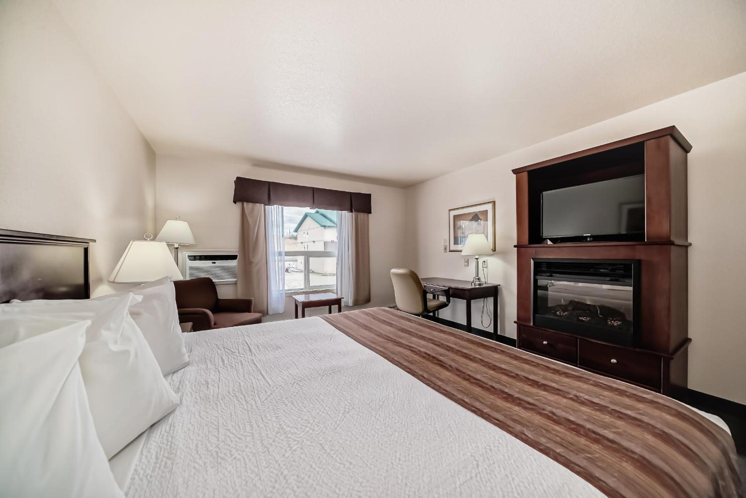 Deluxe King Room - Non-Smoking photo 2