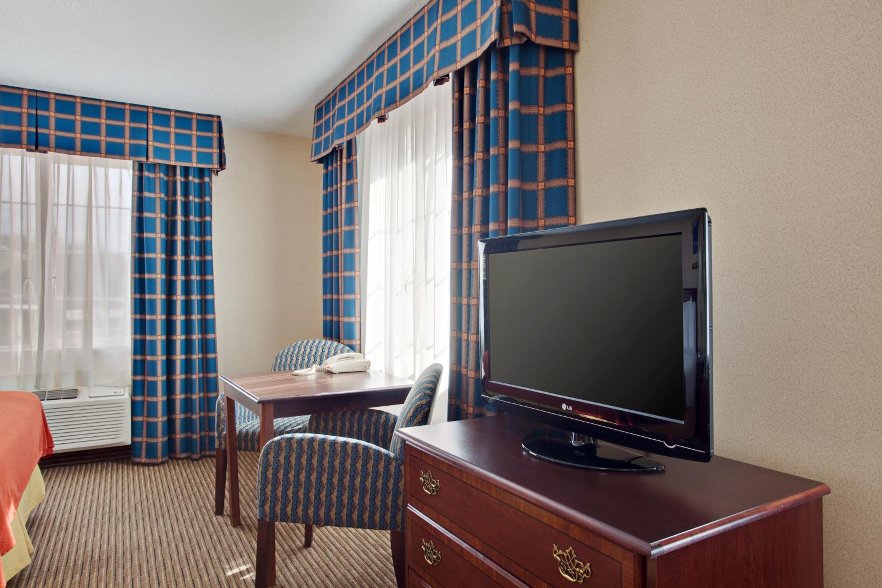 Standard Queen Room with Two Queen Beds - Photo 4