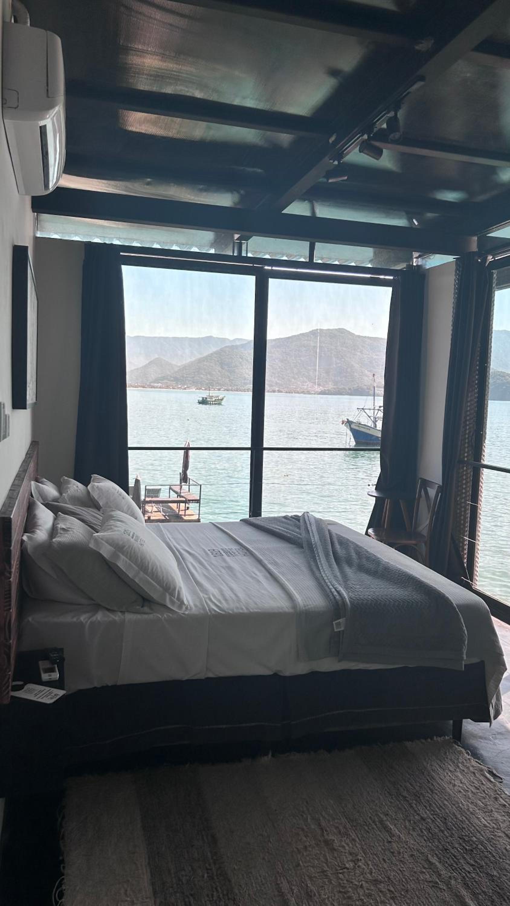 Superior Suite with Sea View - Photo 1