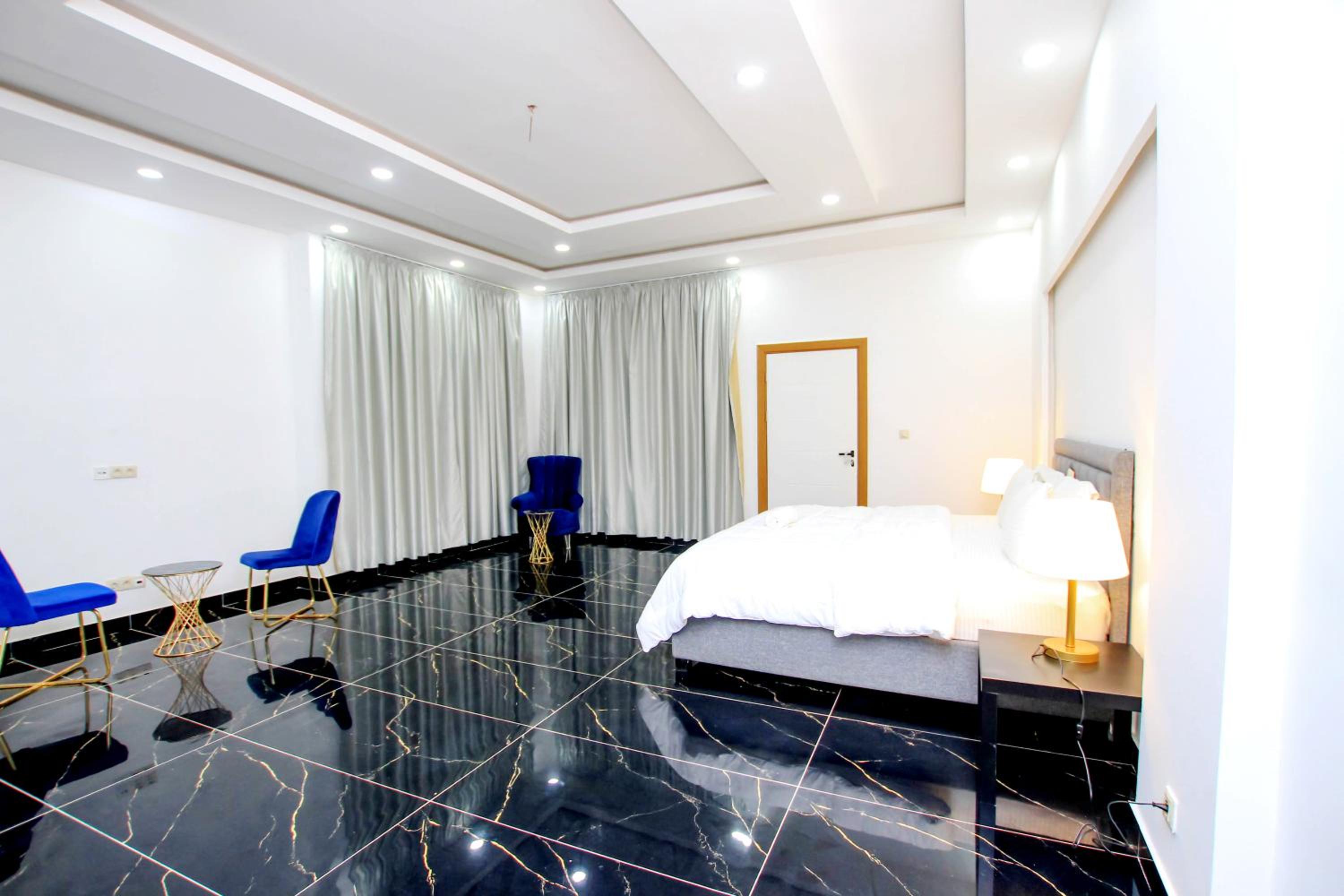 Two-Bedroom Apartment with Balcony and Sea View photo 2