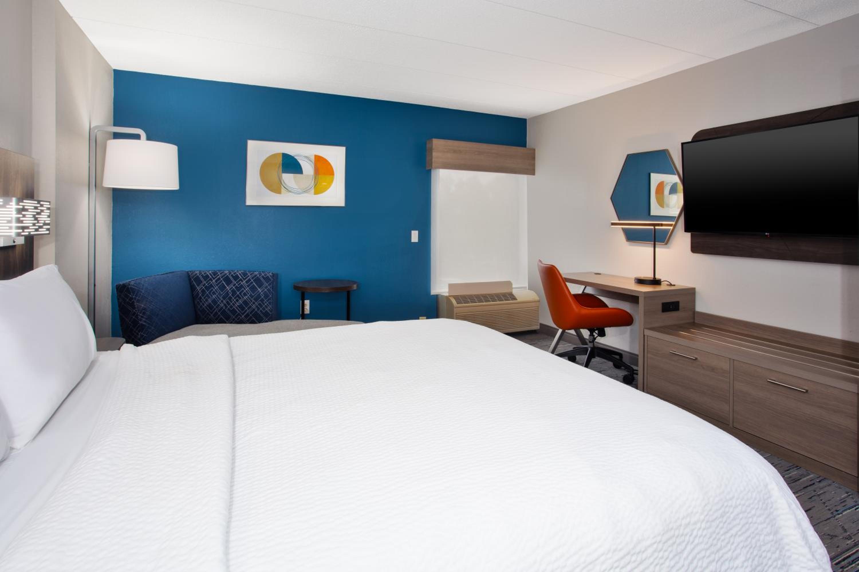 Standard Queen Room with Roll In Shower - Mobility/Communications Accessible