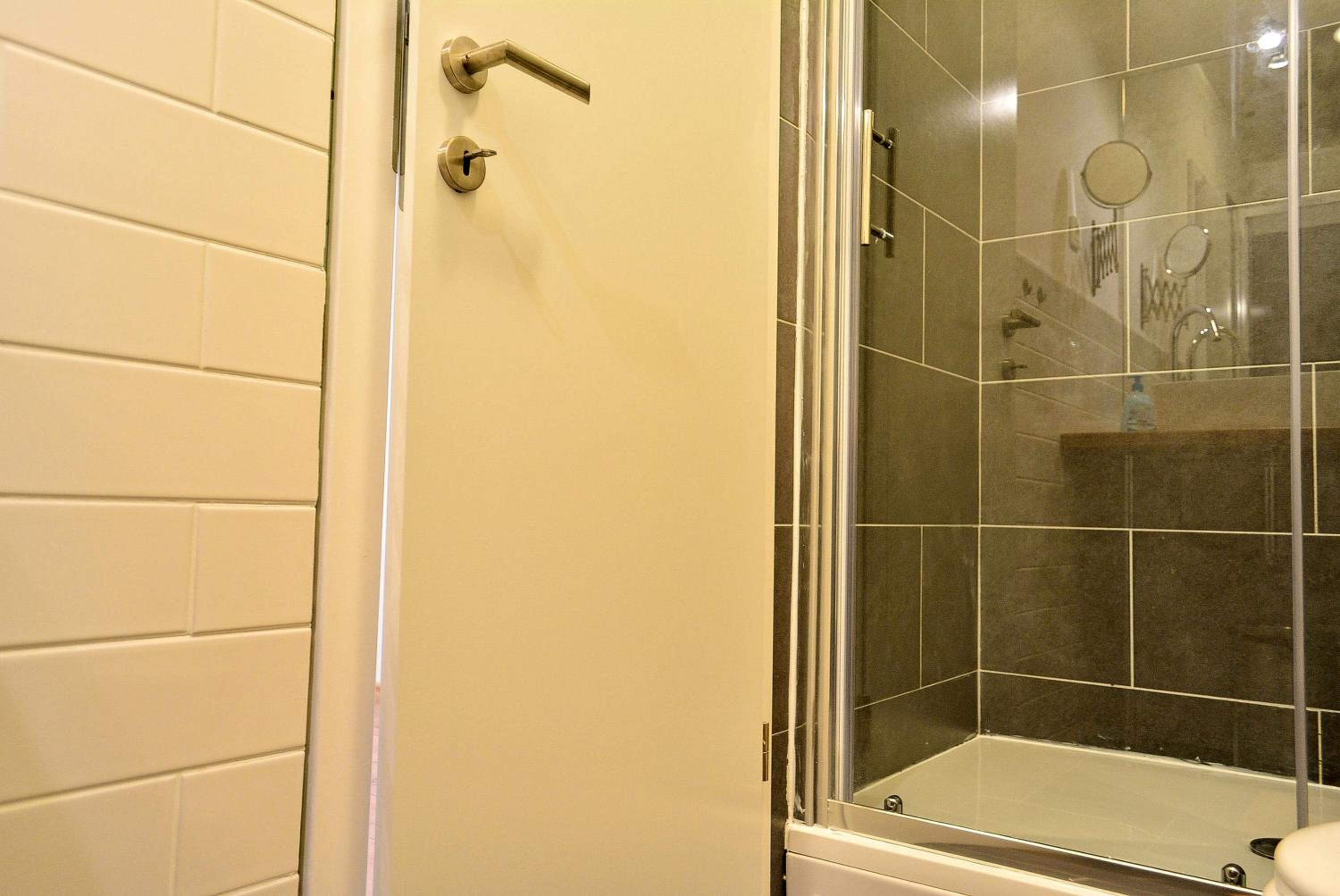 Twin Room with Sea View - Photo 9