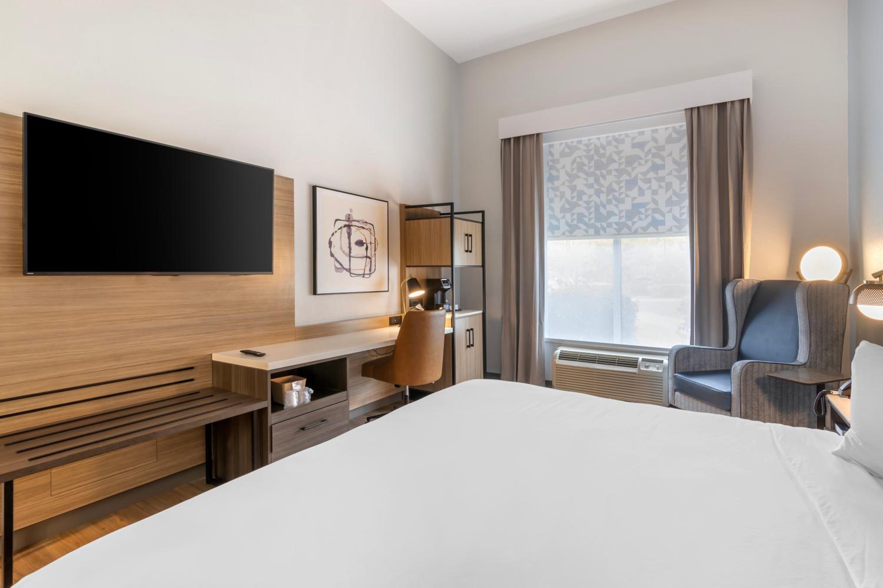 King Room - Non-Smoking - Photo 2