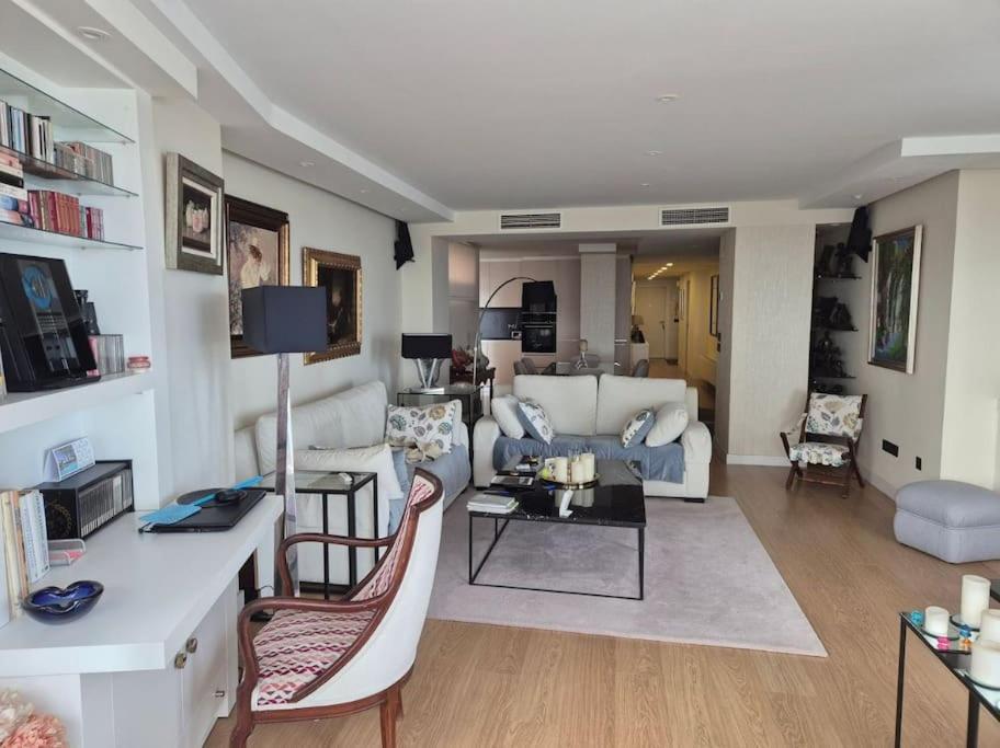 Apartamento de dos habitaciones con balcón y vista al mar