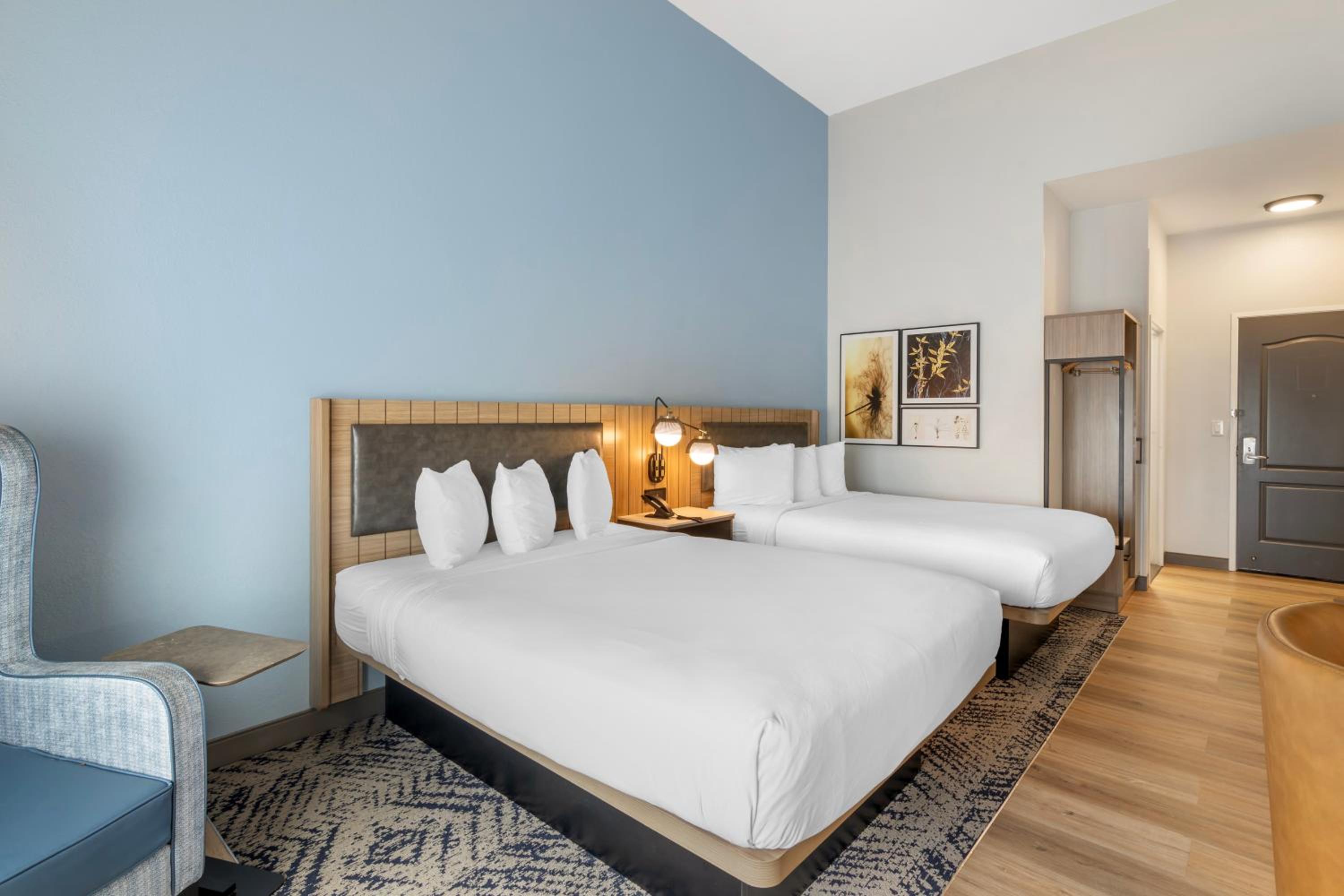 Queen Room with Two Queen Beds - Non-Smoking - Photo 1