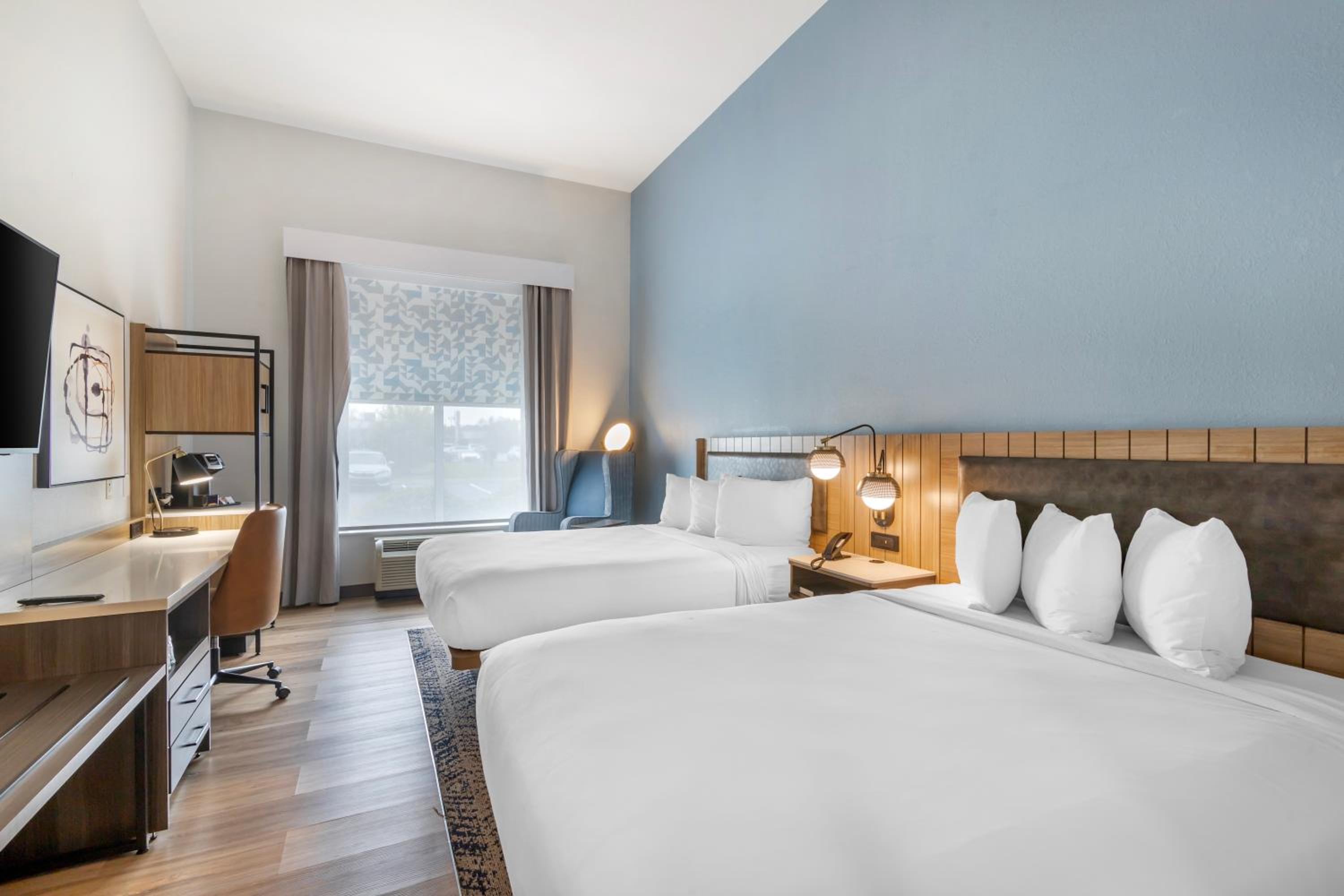 Queen Room with Two Queen Beds - Non-Smoking - Photo 2