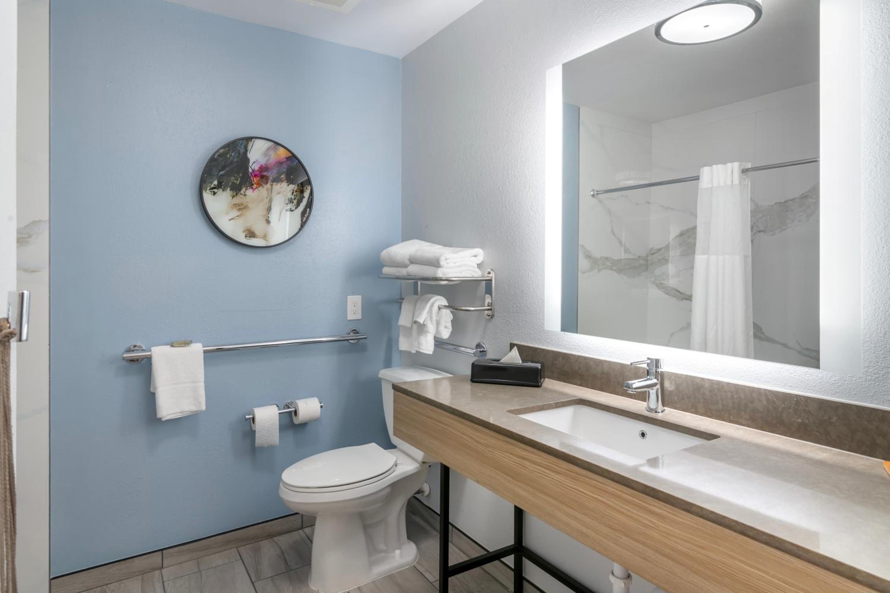 King Studio with Roll In Shower - Disability Access/Non-Smoking - Photo 3