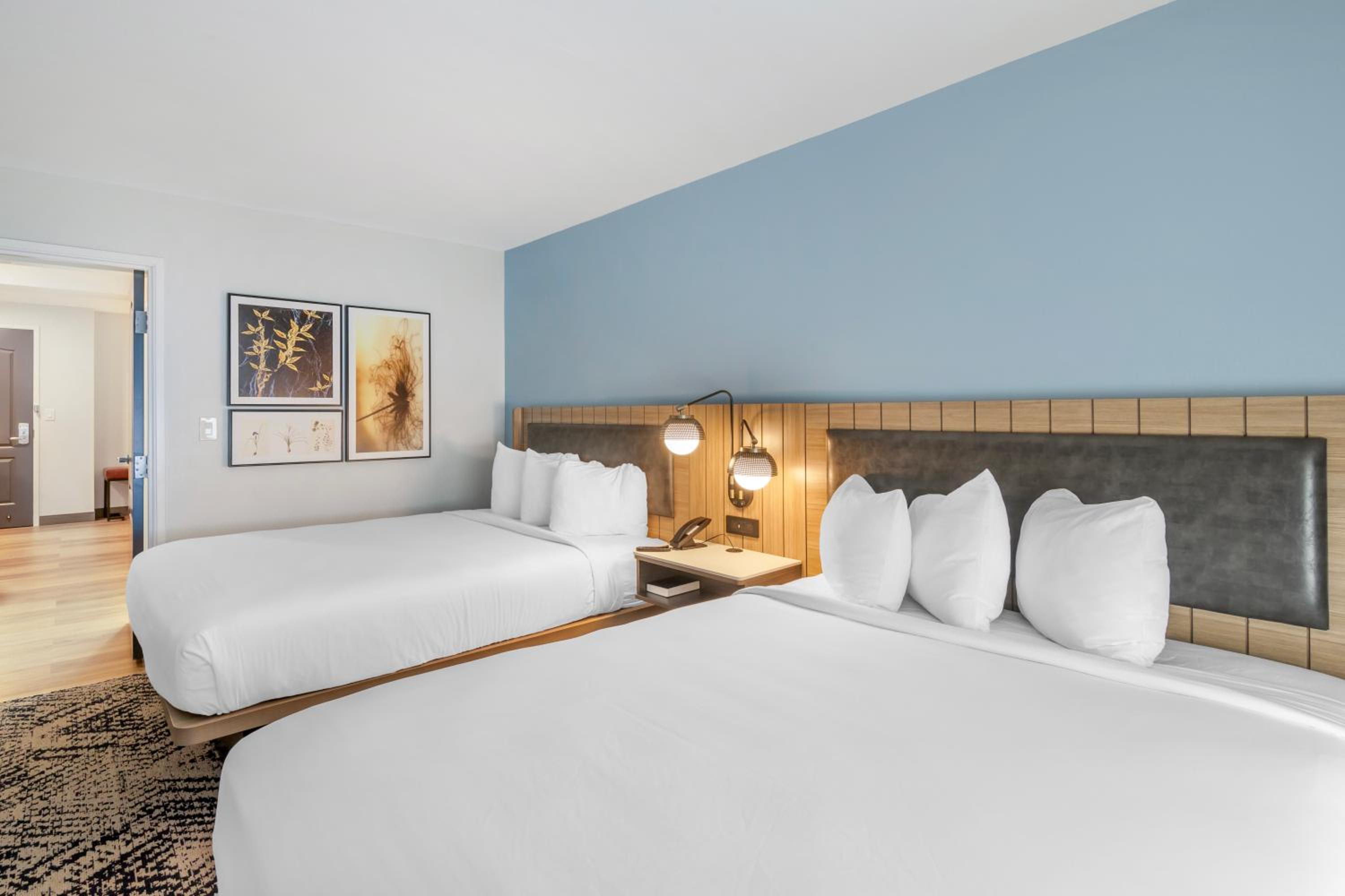 Queen Suite with Two Queen Beds and Living Room - Non Smoking - Photo 2