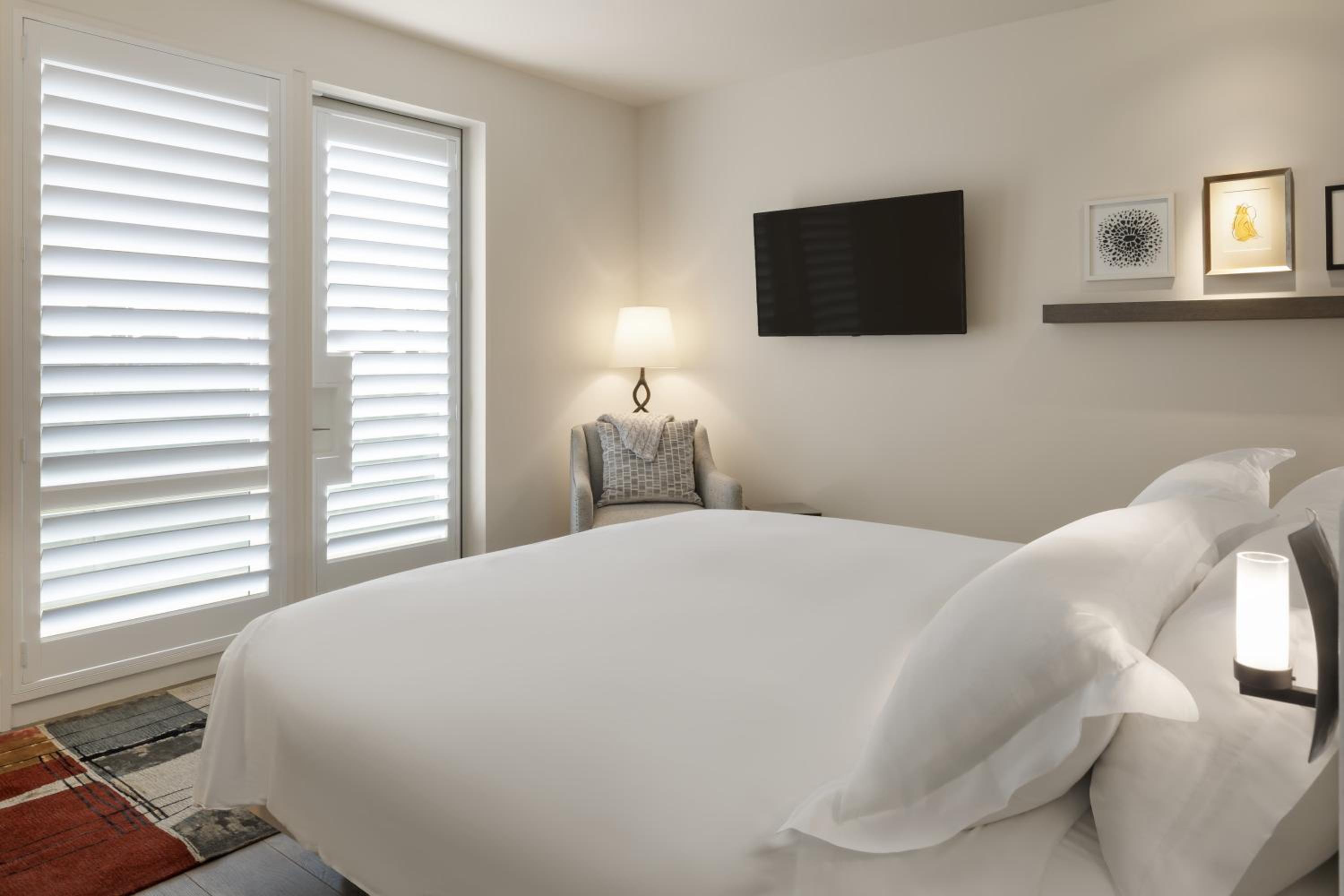 King Room with Balcony and City View - Photo 9