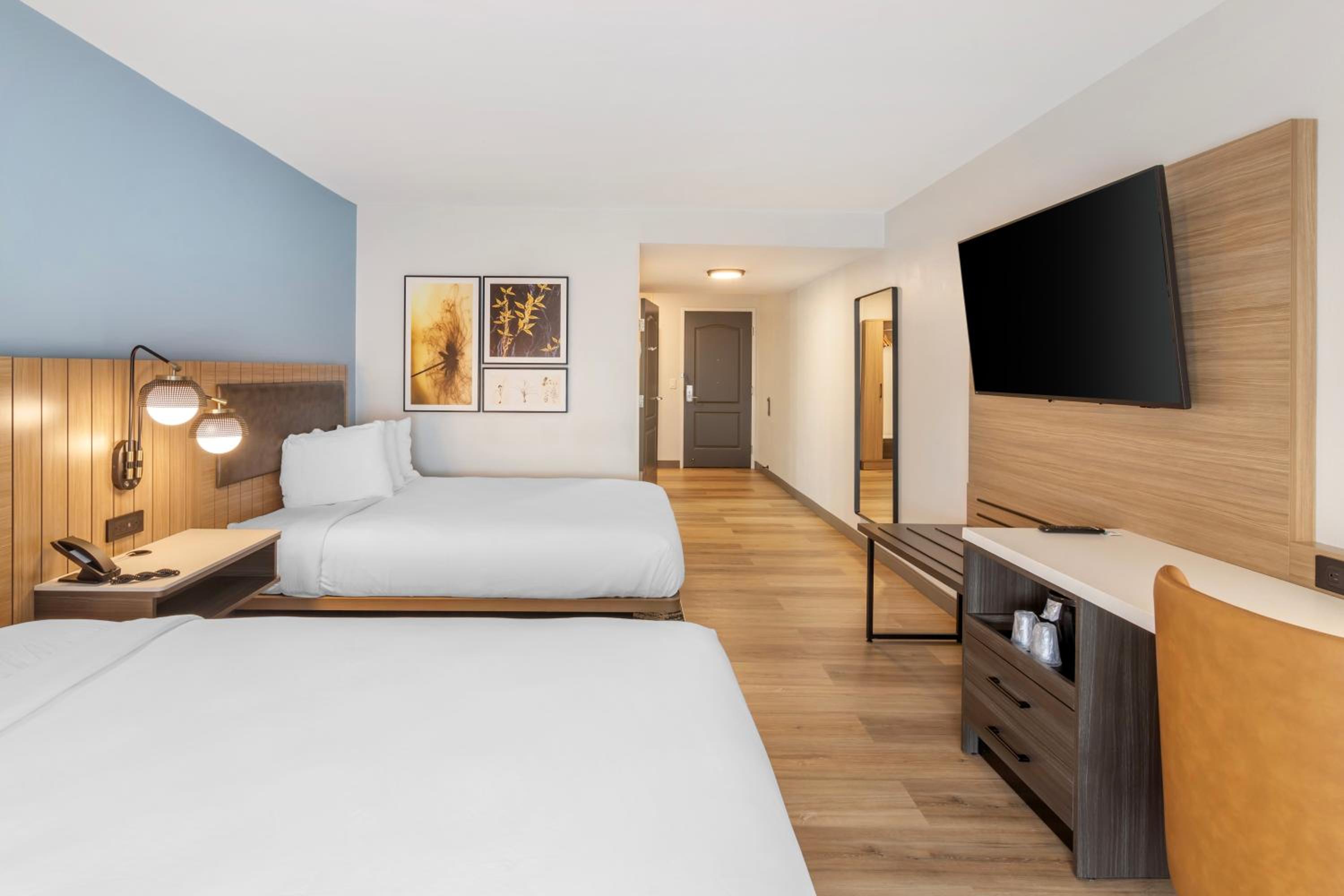 Queen Room with Two Queen Beds - Disability Access/Non-Smoking - Photo 3