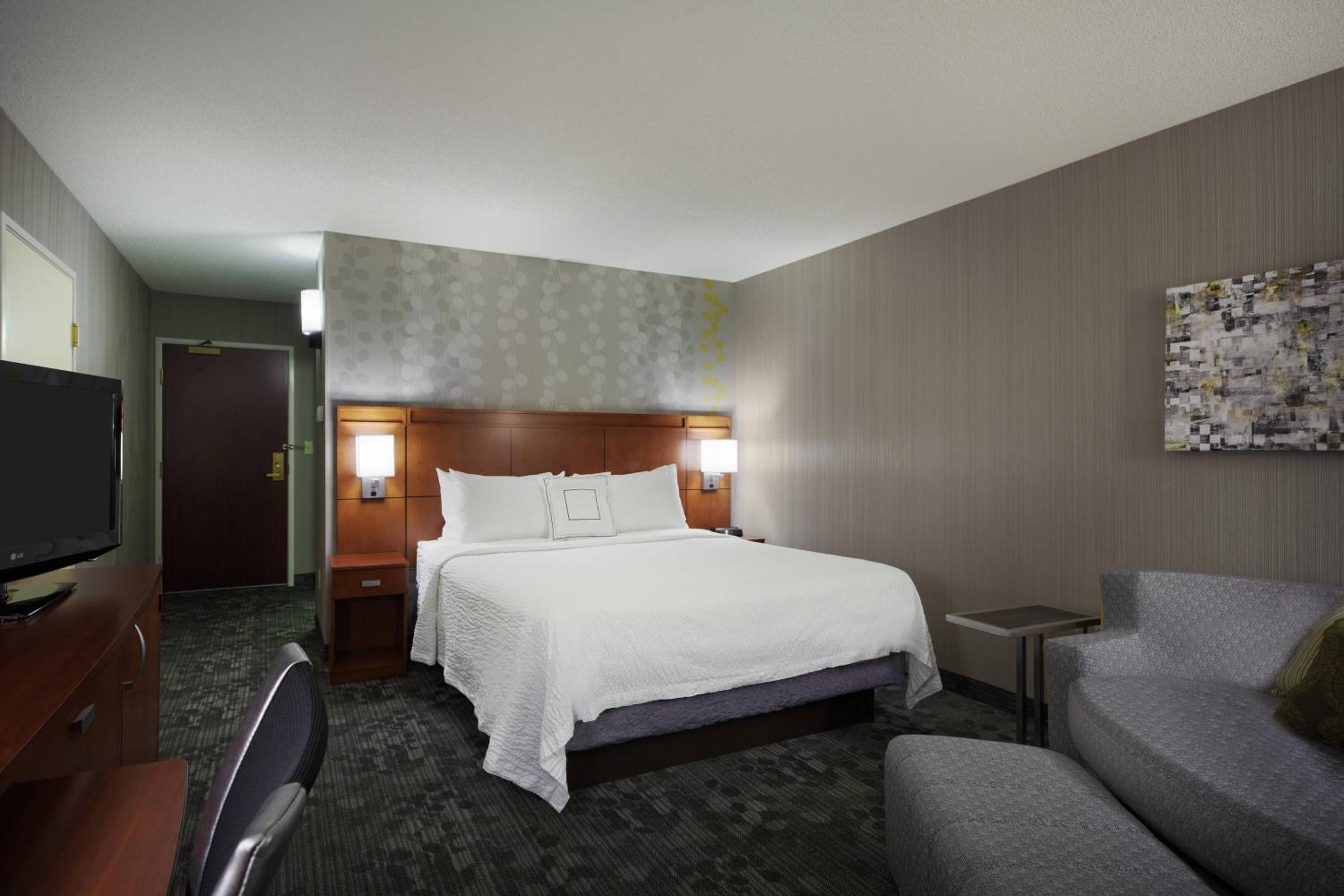King Room with Sofa Bed - Photo 1