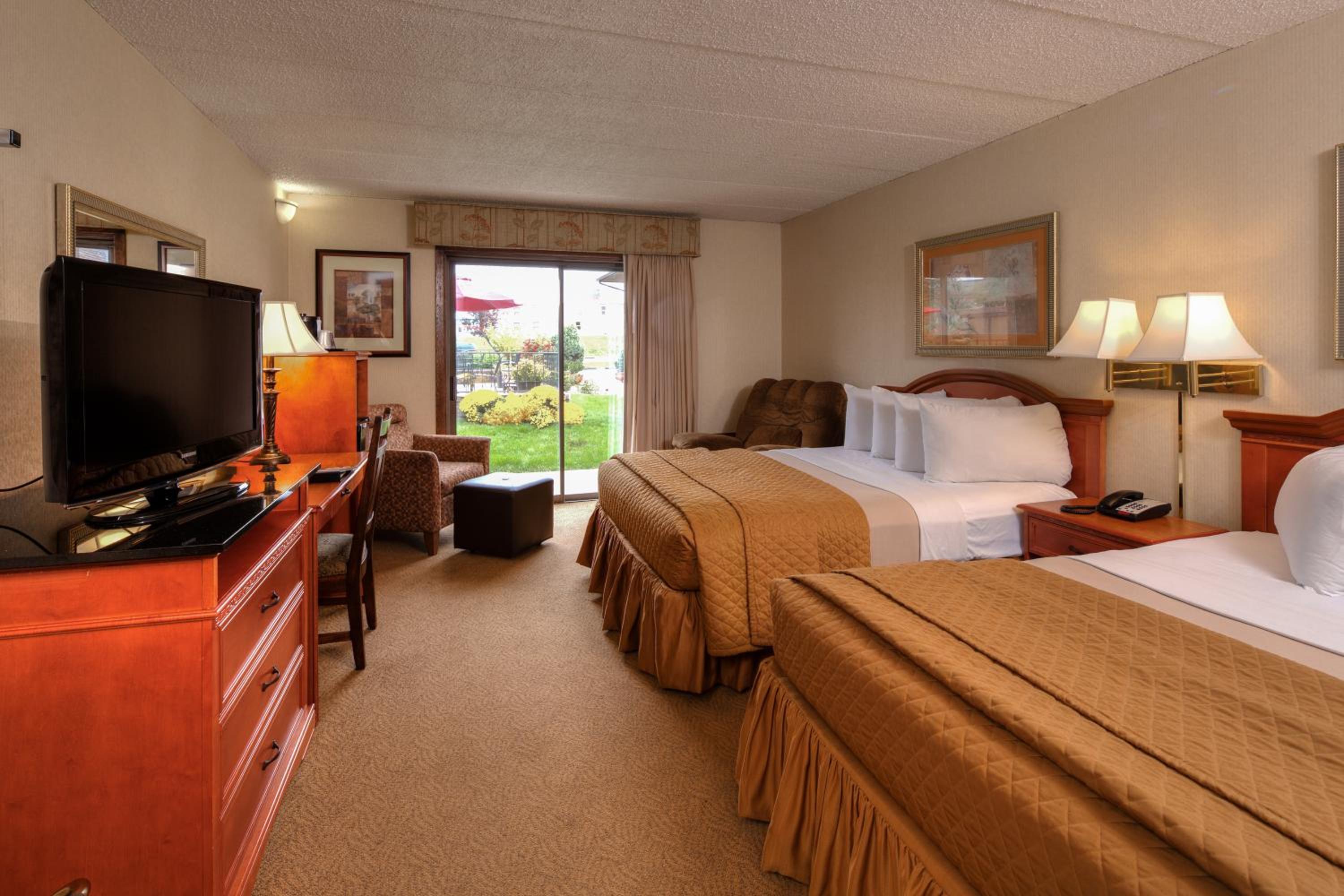 Queen Room with Two Queen Beds - Top Floor - Photo 3
